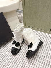 CHANEL 25S ANKLE BOOTS IN WHITE SHEARLING LAMBSKIN AND BLACK PATENT CALFSKIN