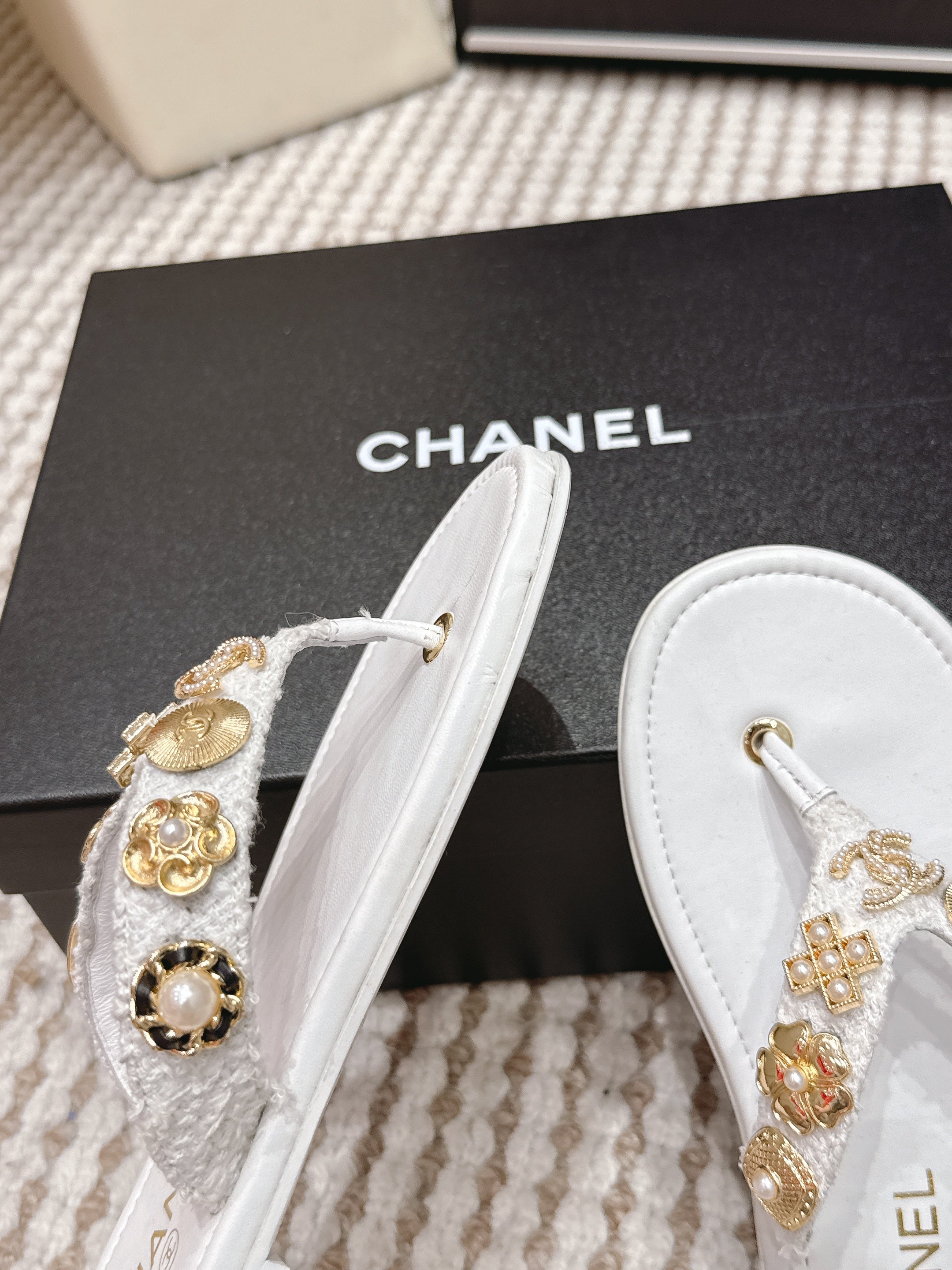 CHANEL 26S FLIP-FLOPS IN WHITE CALFSKIN