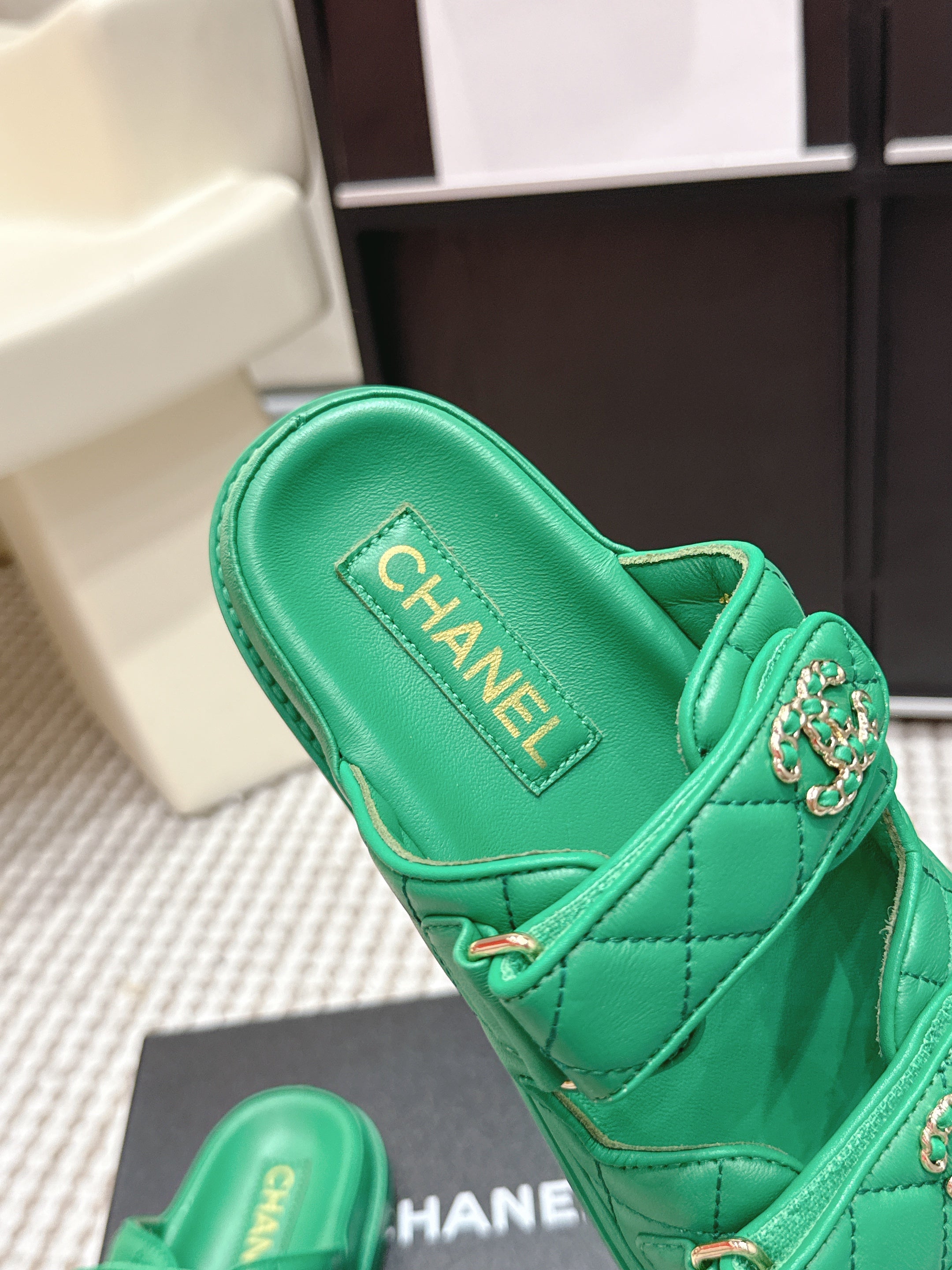 CHANEL 26S SANDALS IN GREEN CALFSKIN