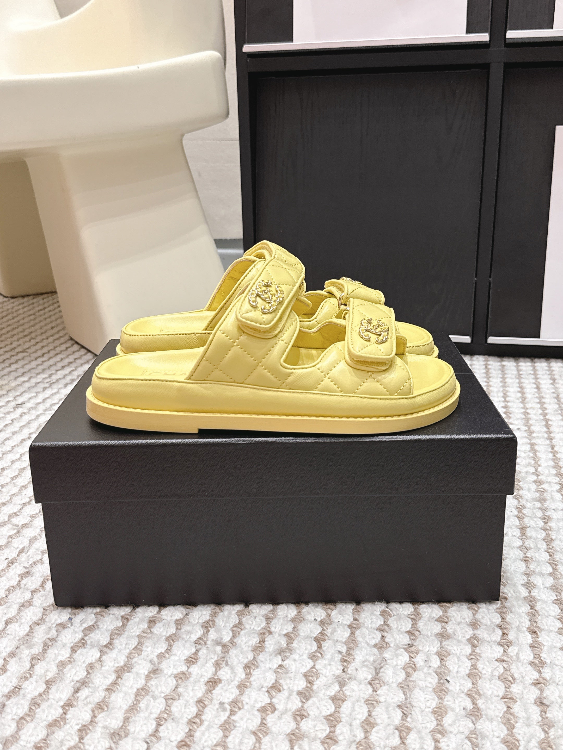 CHANEL 26S SANDALS IN YELLOW CALFSKIN