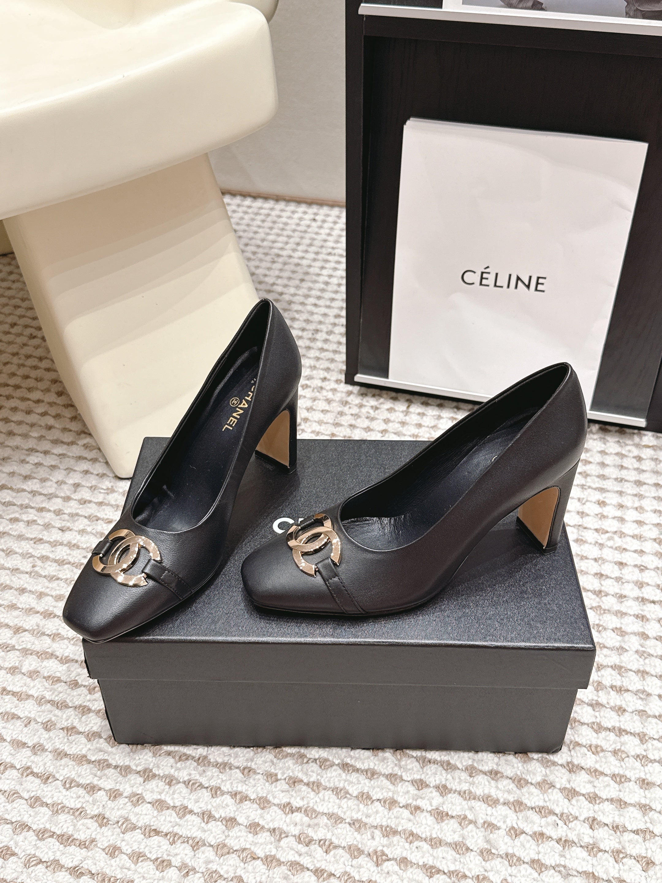 CHANEL 26S HIGH HEELS 95 MM IN BLACK CALFSKIN WITH GOLD-TONE CC LOGO