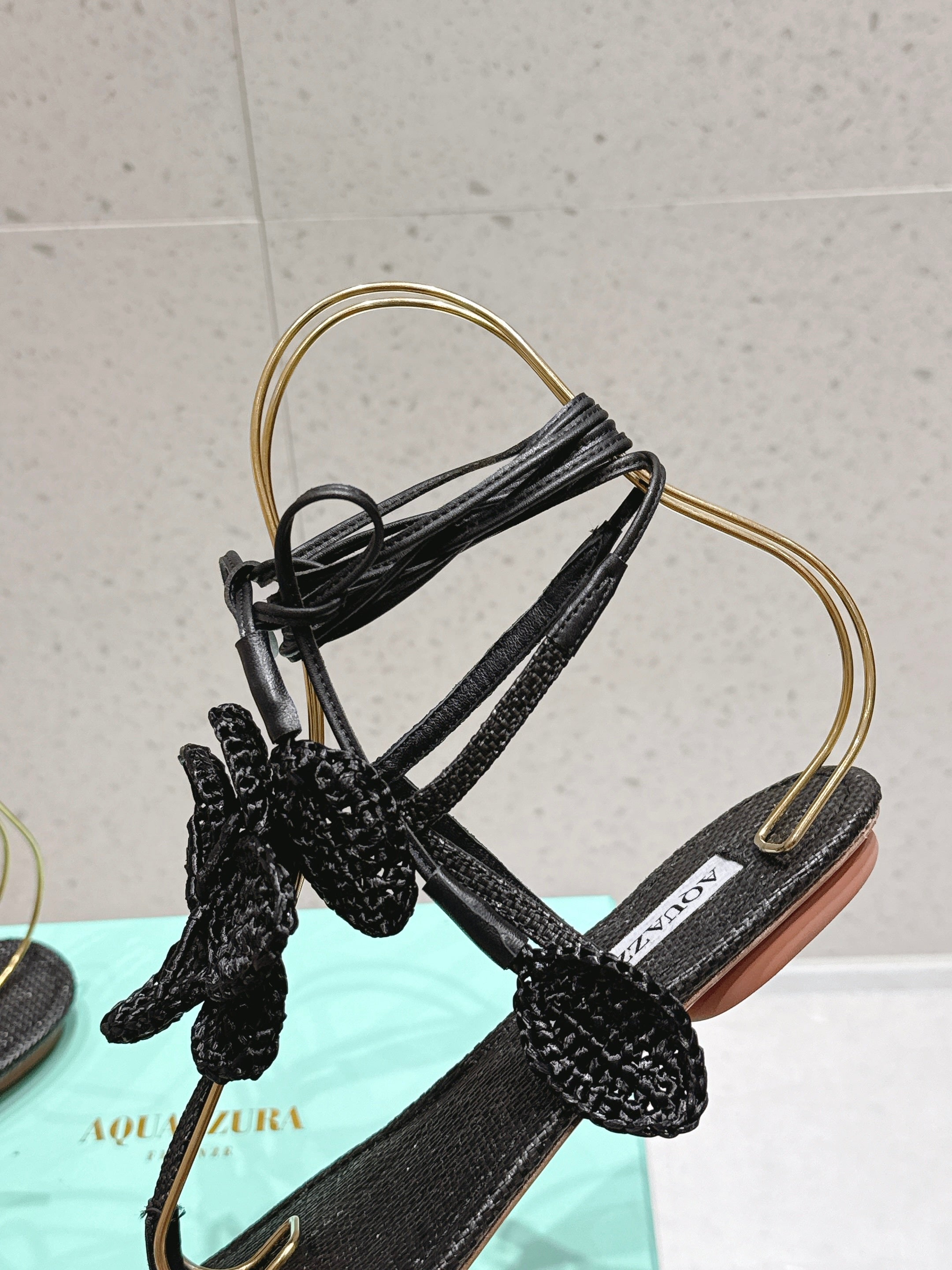 AQUAZZURA 26S FLORAL THONG SANDALS IN BLACK WOVEN RAFFIA