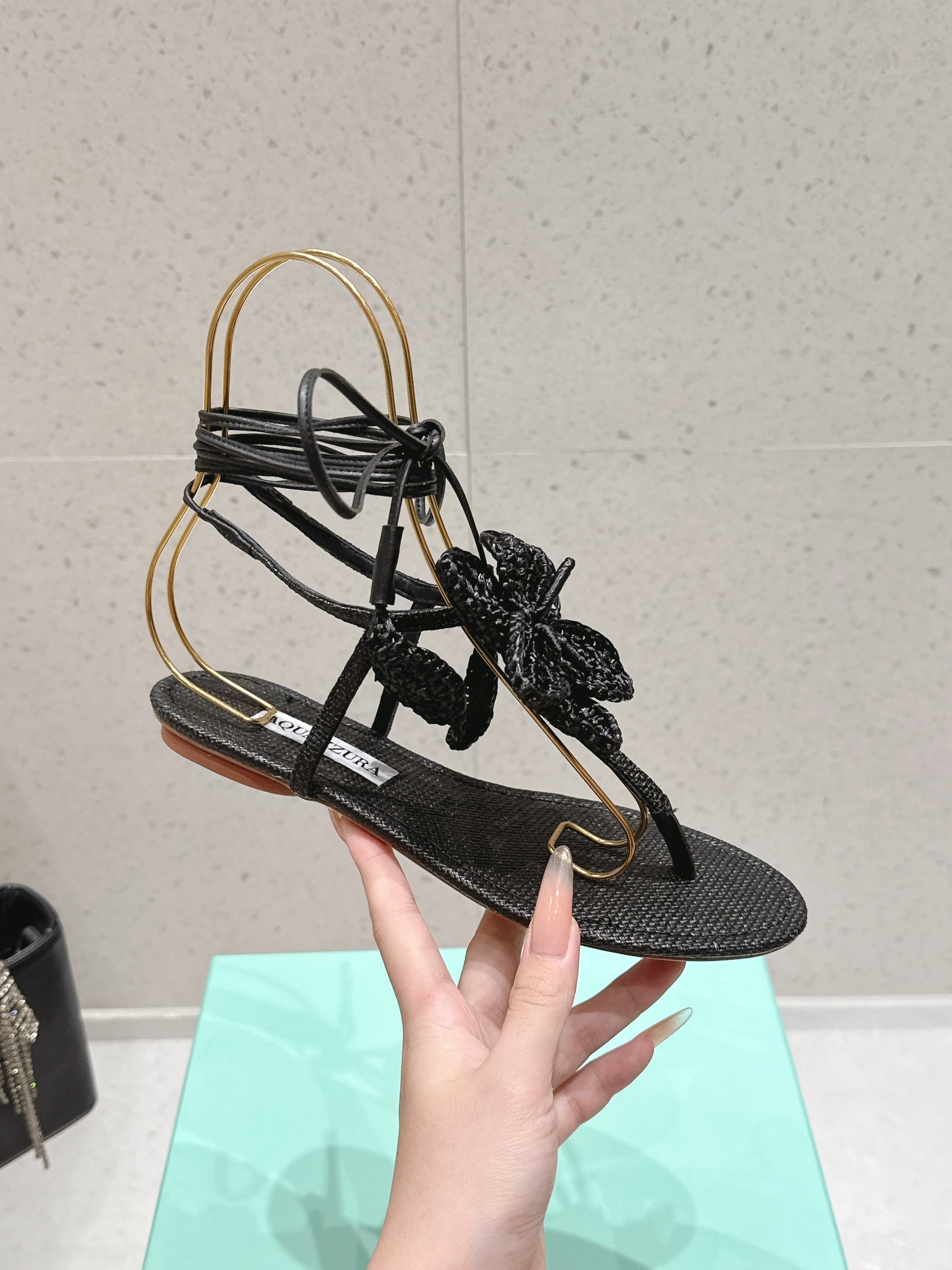 AQUAZZURA 26S FLORAL THONG SANDALS IN BLACK WOVEN RAFFIA