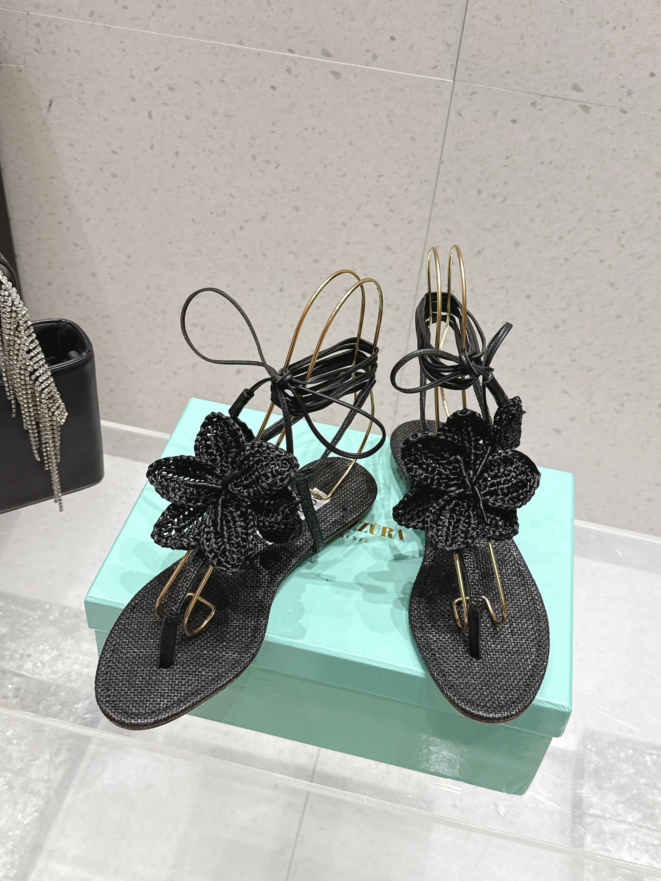 AQUAZZURA 26S FLORAL THONG SANDALS IN BLACK WOVEN RAFFIA