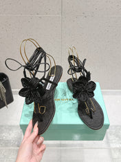 AQUAZZURA 26S FLORAL THONG SANDALS IN BLACK WOVEN RAFFIA