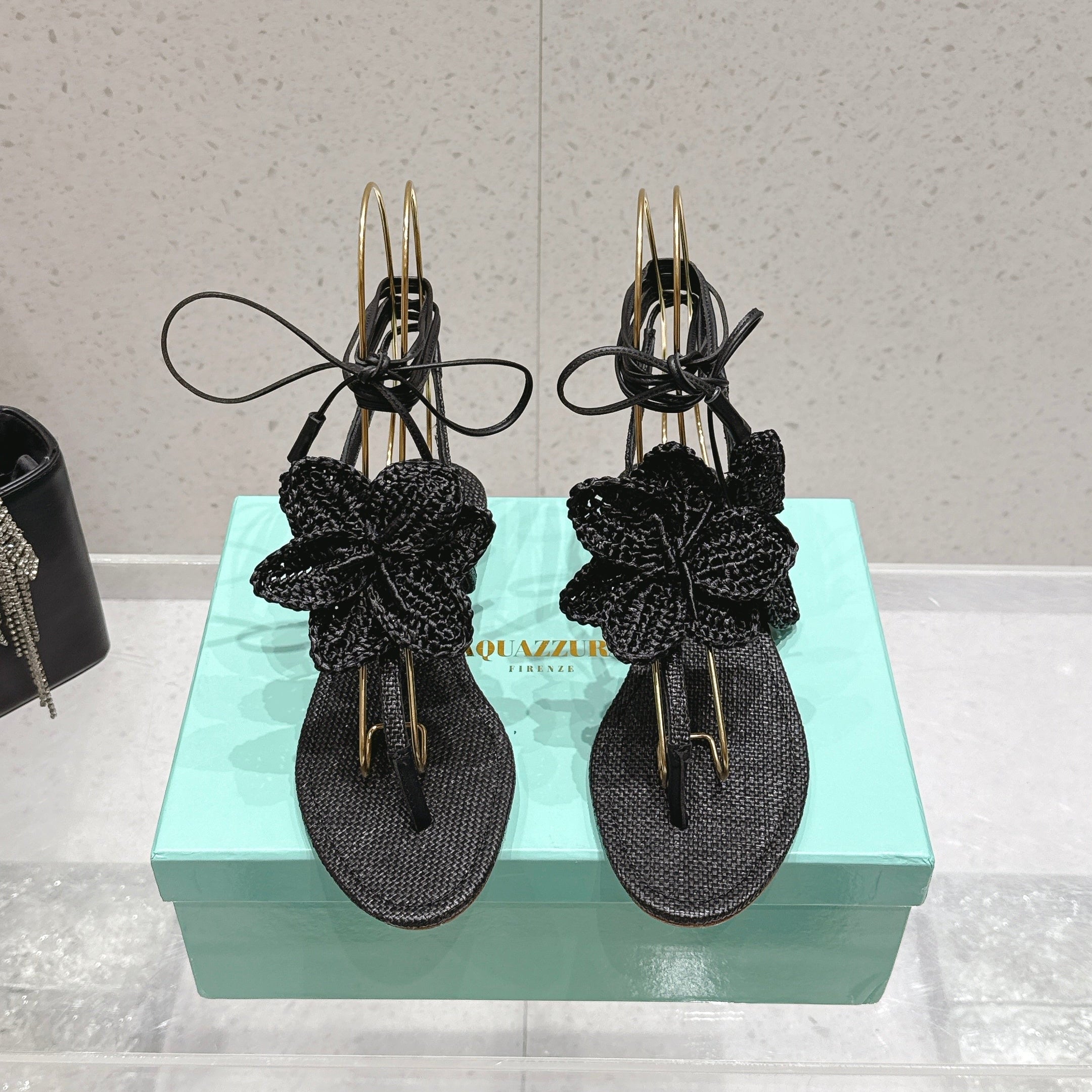 AQUAZZURA 26S FLORAL THONG SANDALS IN BLACK WOVEN RAFFIA