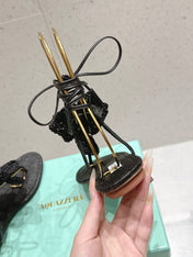 AQUAZZURA 26S FLORAL THONG SANDALS IN BLACK WOVEN RAFFIA