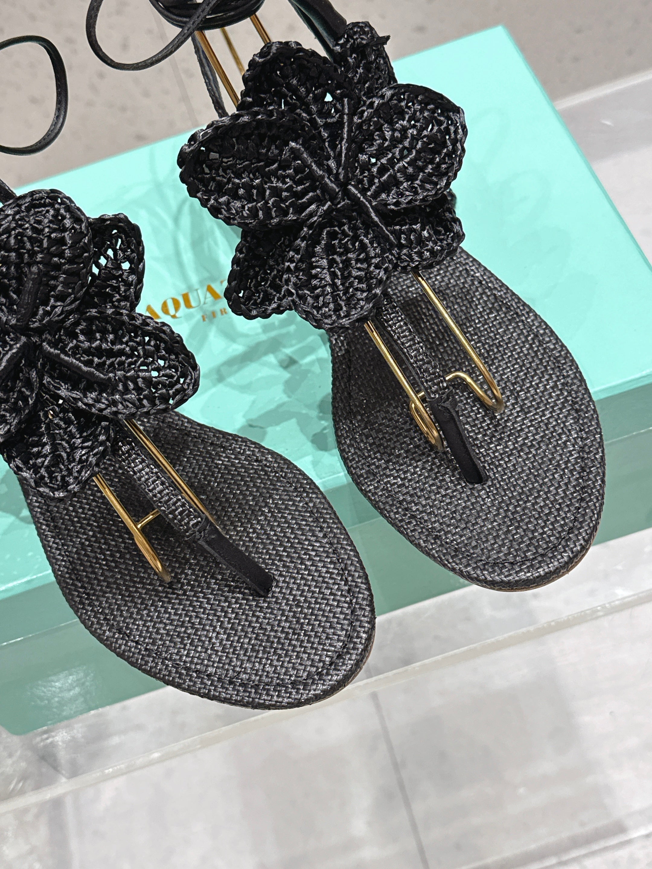 AQUAZZURA 26S FLORAL THONG SANDALS IN BLACK WOVEN RAFFIA