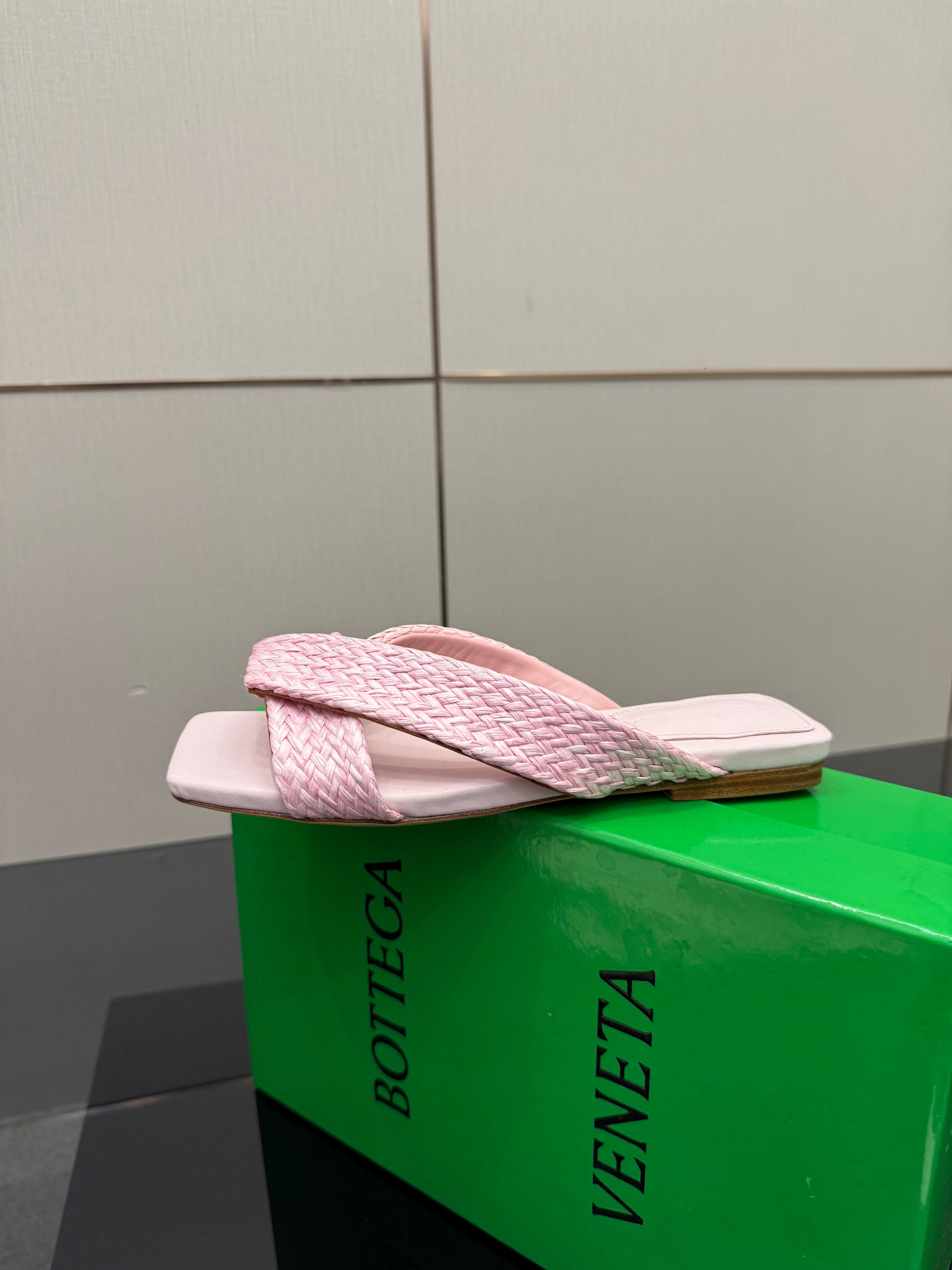BOTTEGA VENETA 26S SANDALS IN LIGHT PINK CALFSKIN AND RAFFIA