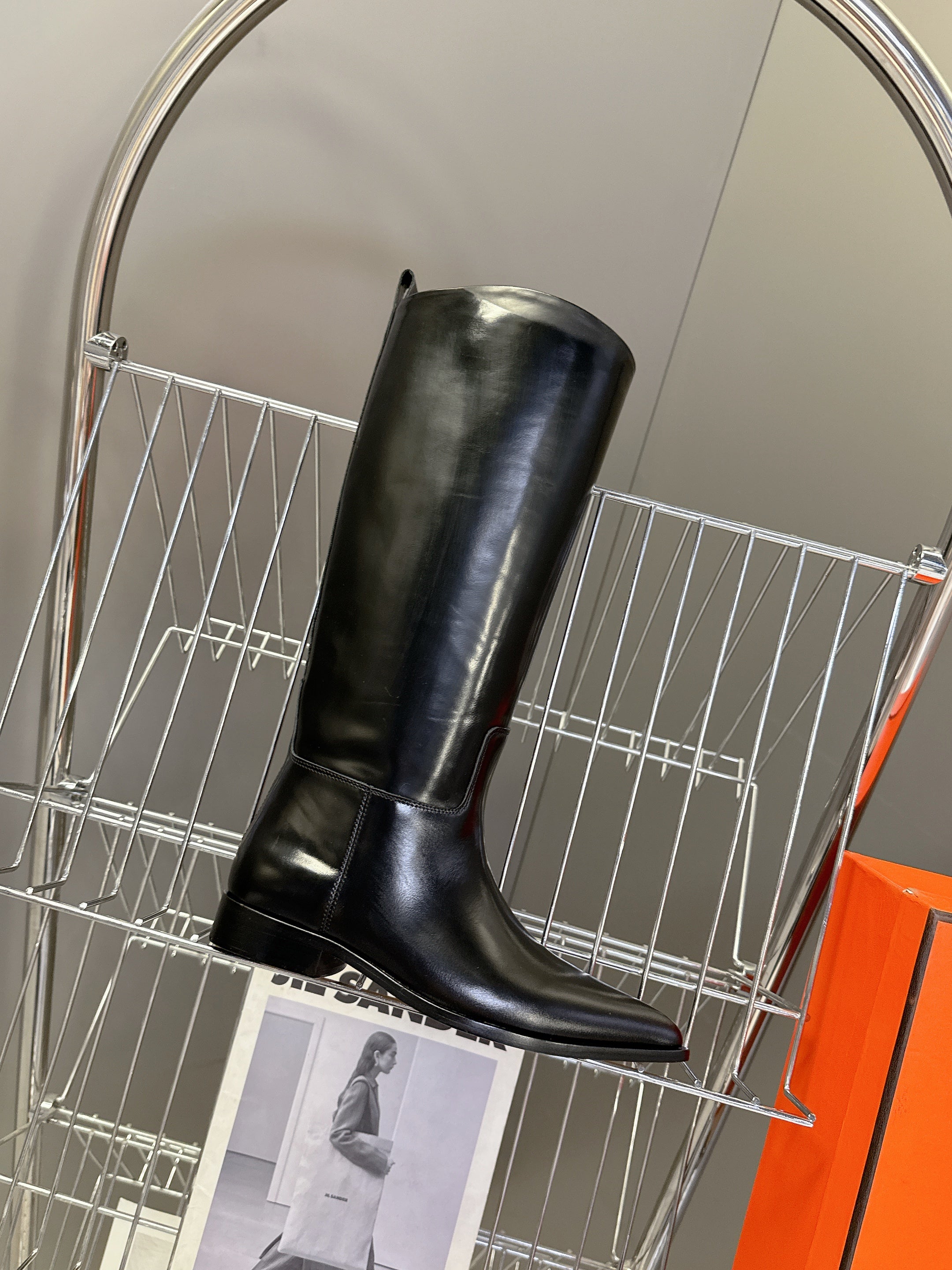 HM 25S POINTED-TOE KNEE-HIGH BOOTS IN BLACK GLOSSY LAMBSKIN