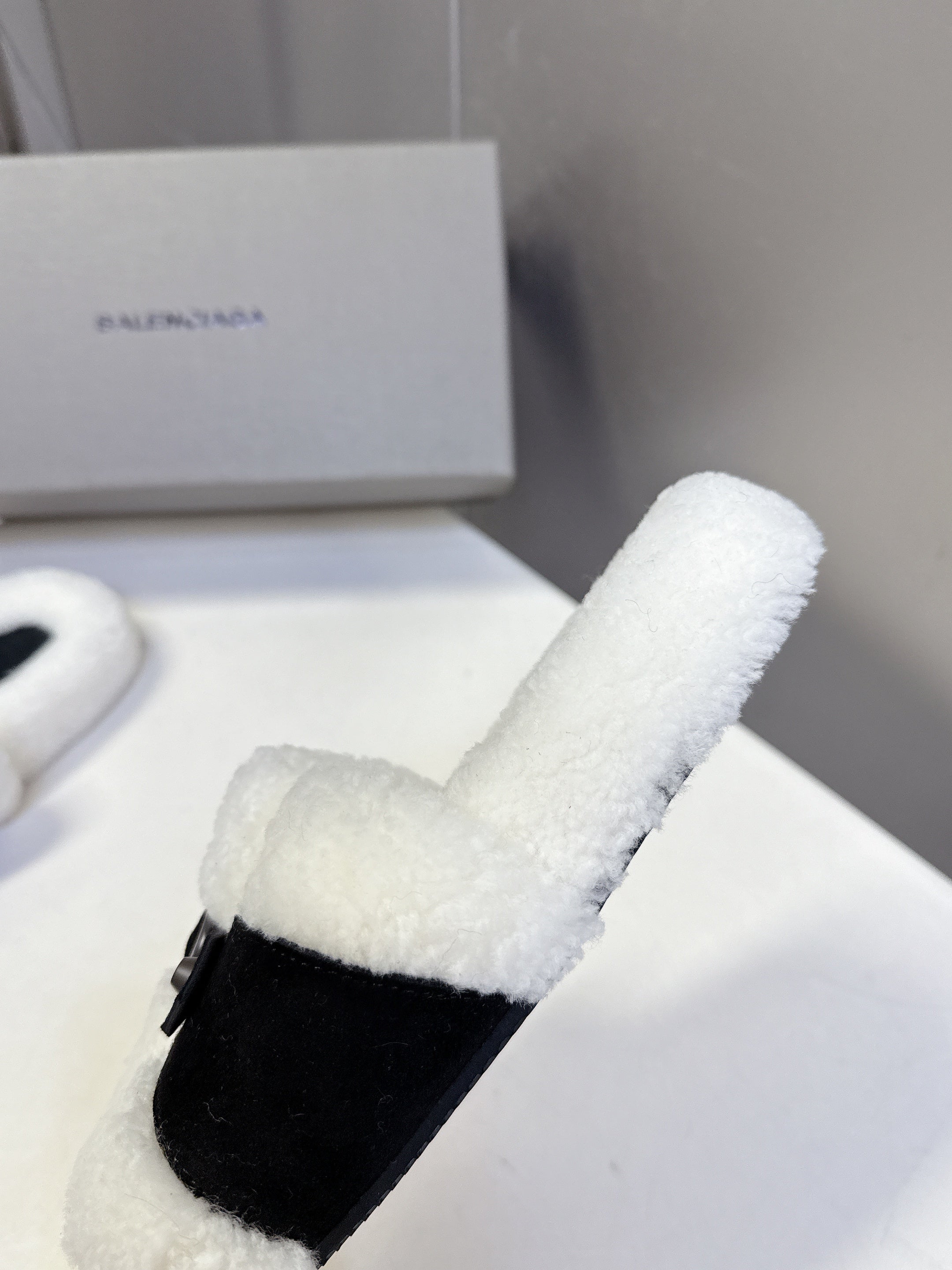 BALENCIAGA 25S SLIPPERS IN BLACK SUEDE AND WHITE WOOL