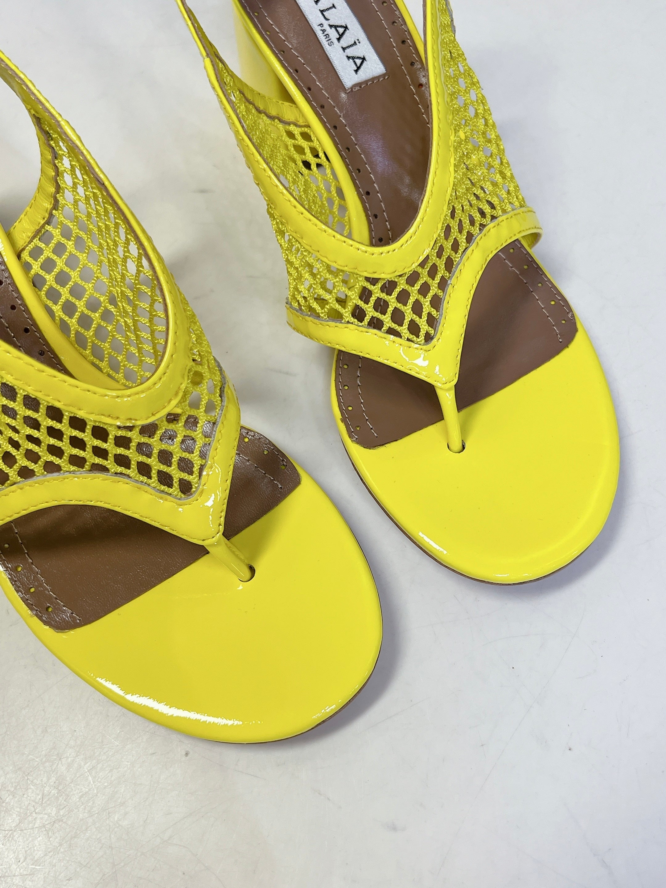 ALAIA 26S MESH THONG HEELS 55 MM IN YELLOW PATENT CALFSKIN