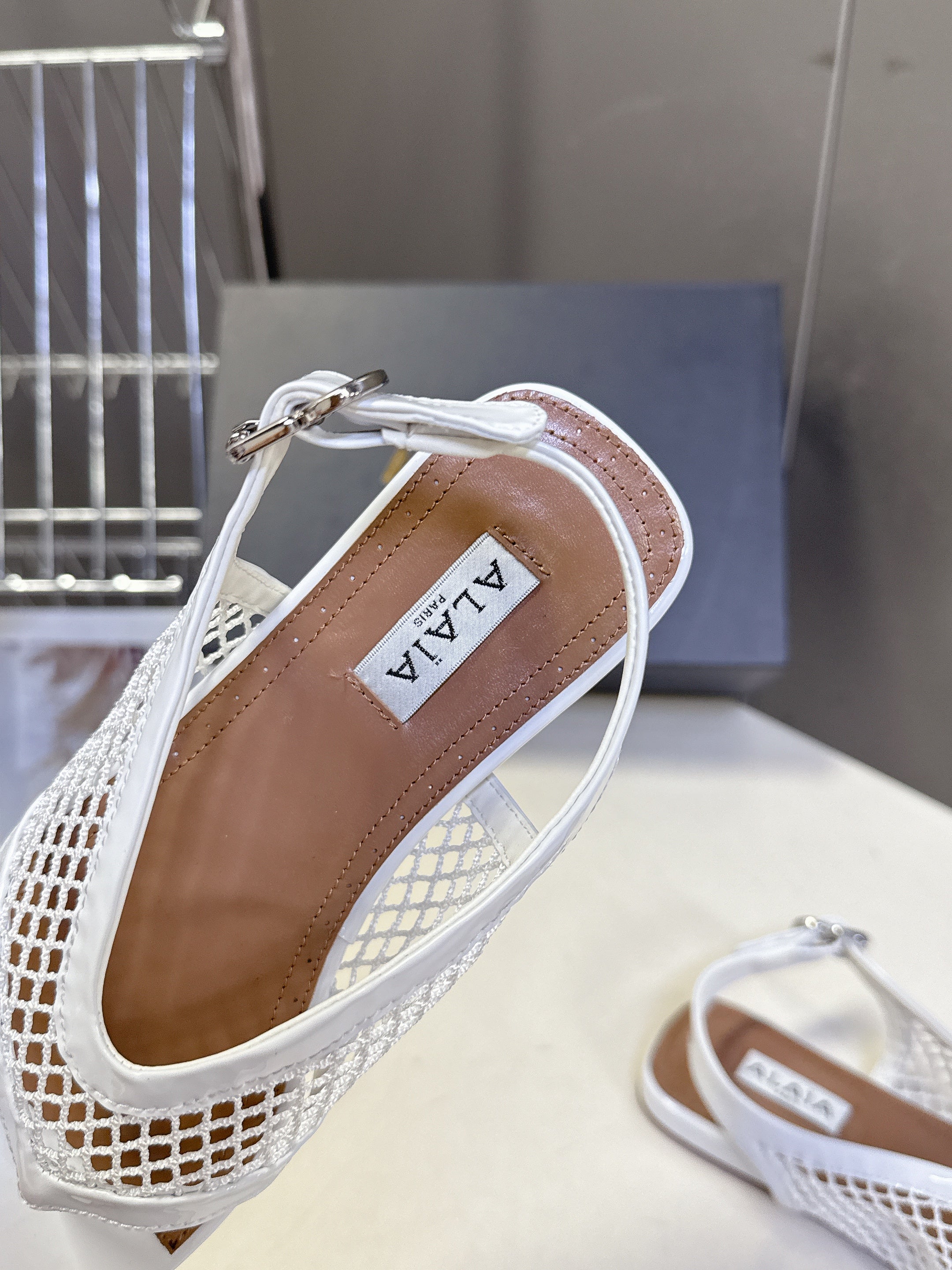ALAIA 26S FLAT MESH THONG SANDALS IN WHITE PATENT CALFSKIN