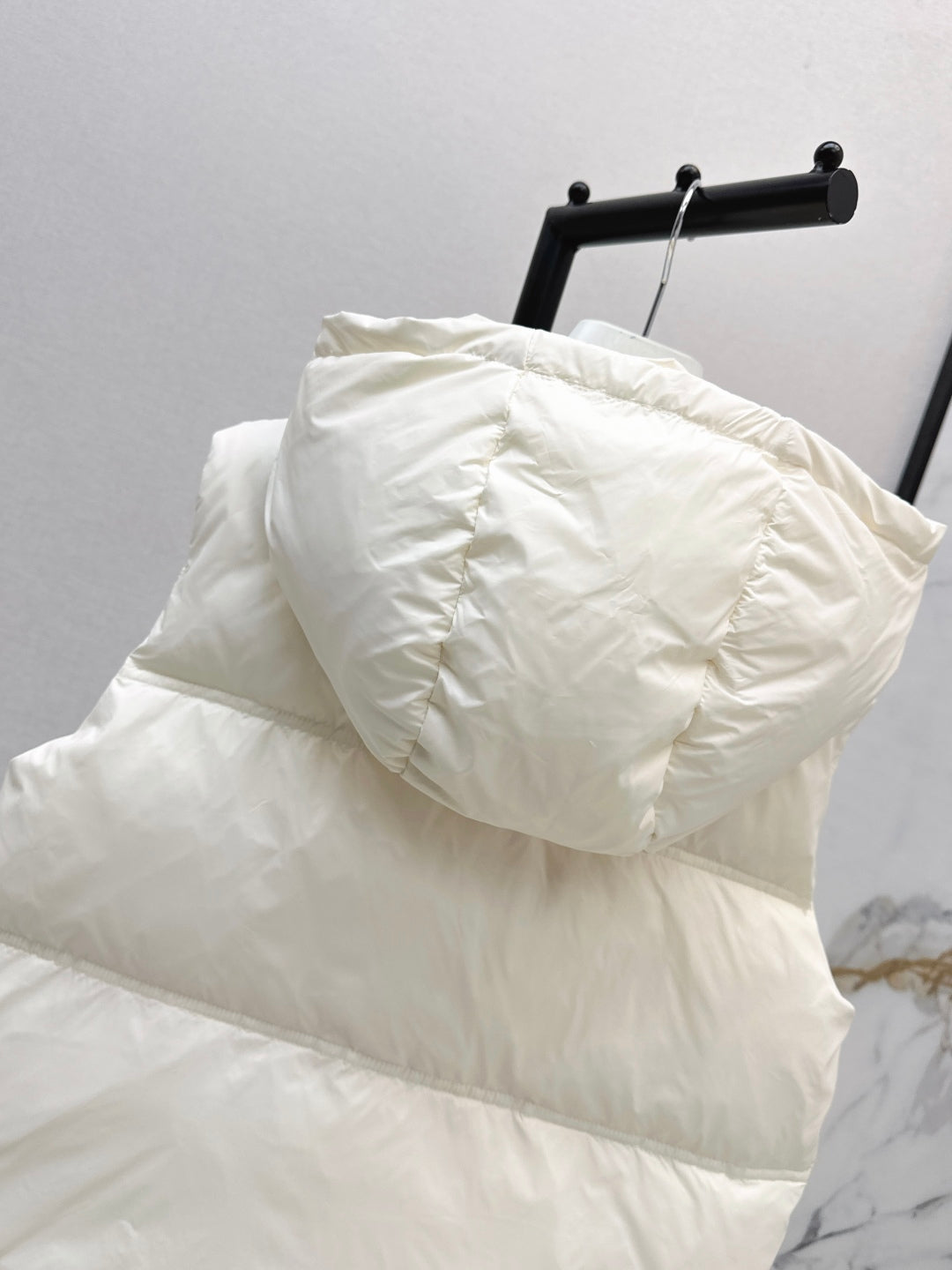 MONCLER 25S JACKET IN WHITE 307425