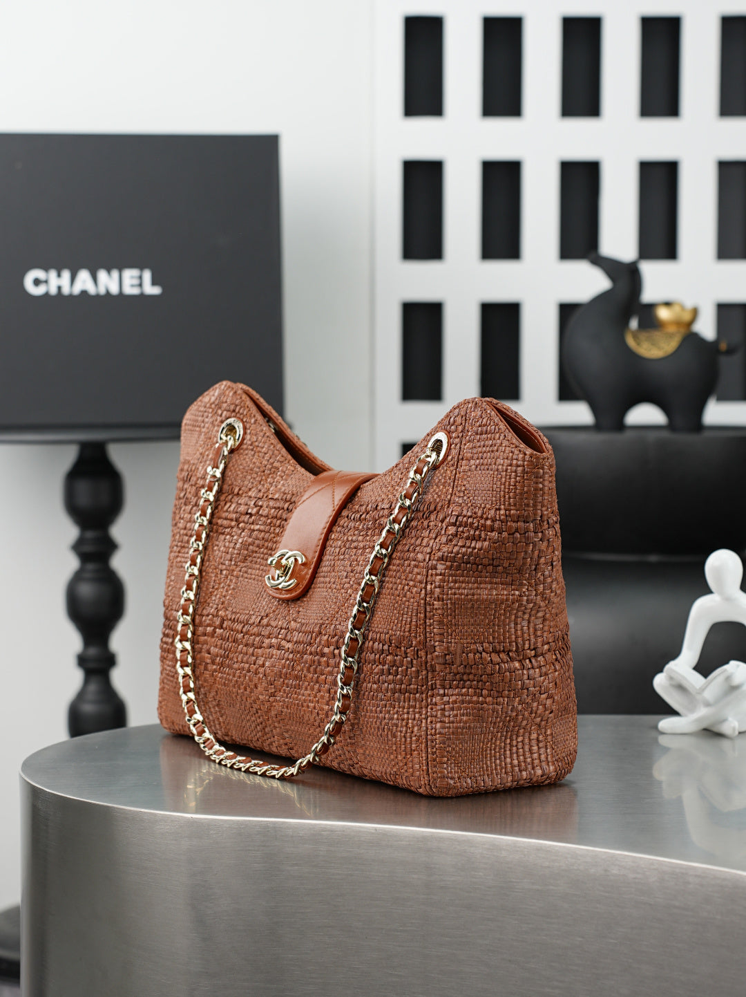 CHANEL 25S SHOULDER BAG 32 IN CARAMEL BROWN RAFFIA AND CALFSKIN GOLD HARDWARE