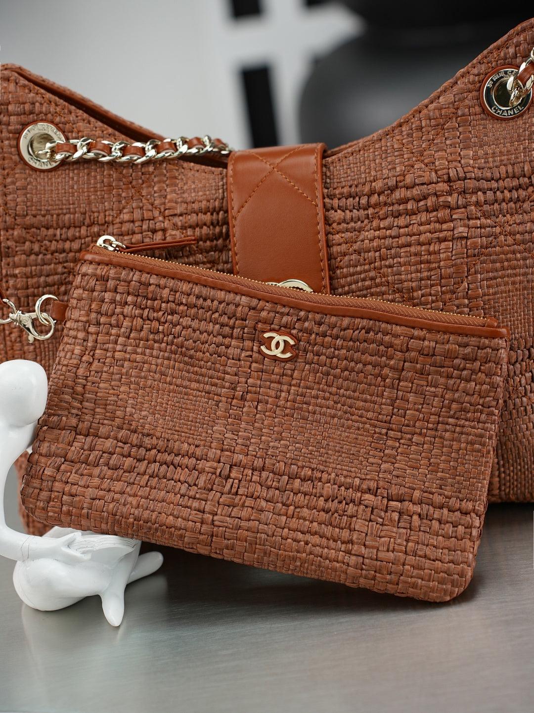 CHANEL 25S SHOULDER BAG 32 IN CARAMEL BROWN RAFFIA AND CALFSKIN GOLD HARDWARE