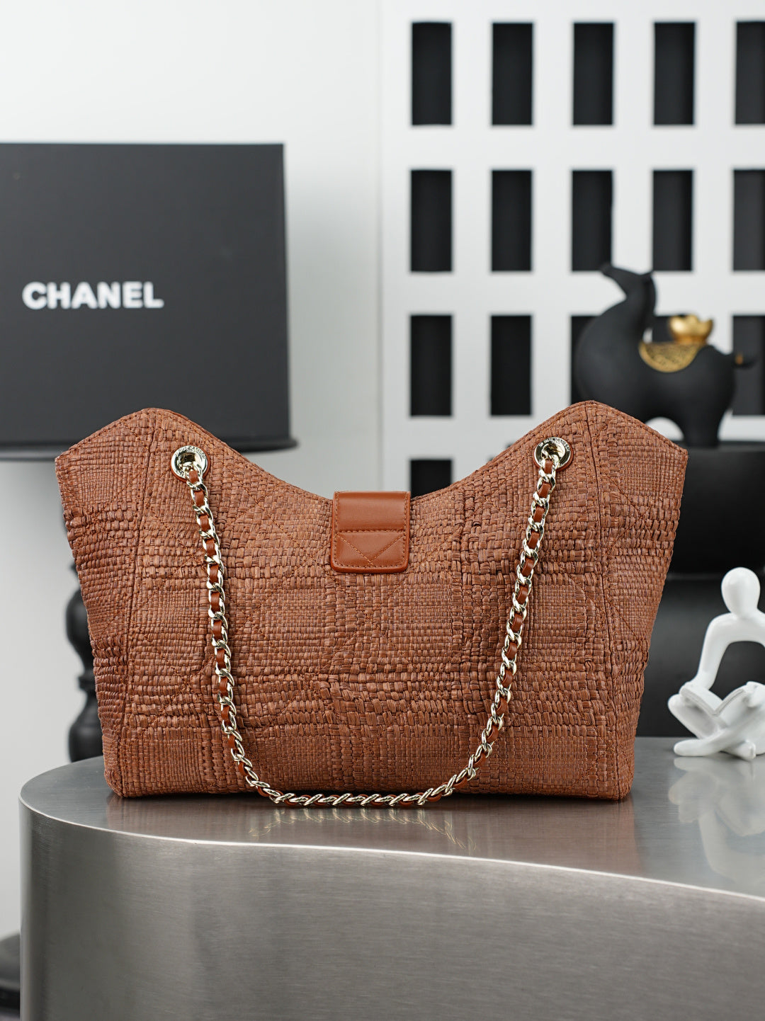 CHANEL 25S SHOULDER BAG 32 IN CARAMEL BROWN RAFFIA AND CALFSKIN GOLD HARDWARE