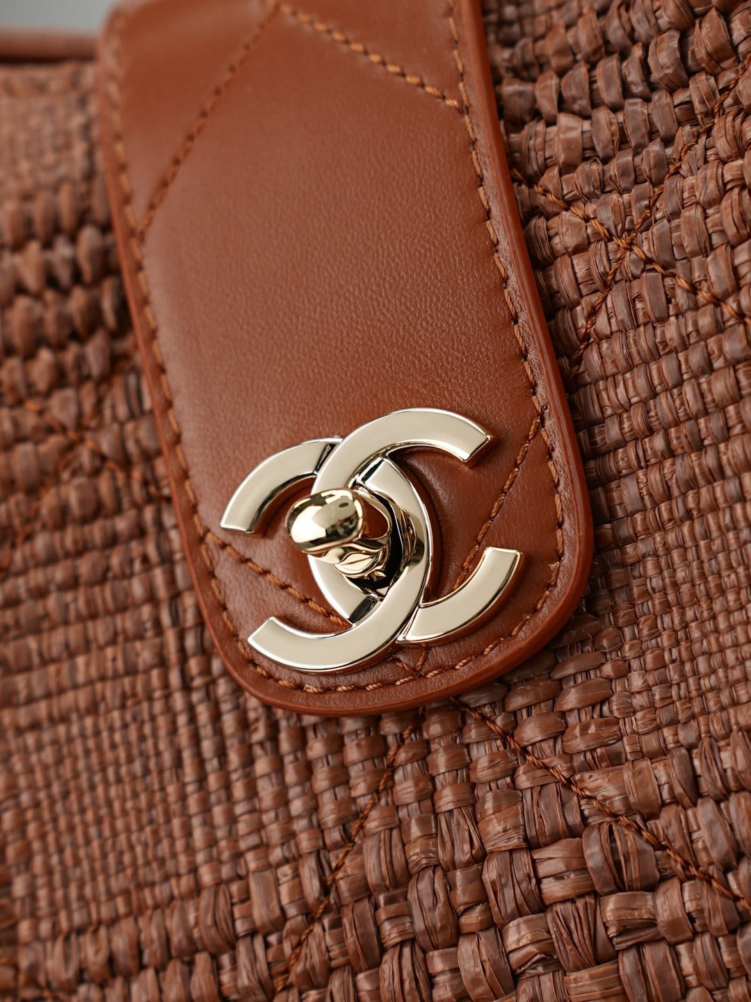 CHANEL 25S SHOULDER BAG 32 IN CARAMEL BROWN RAFFIA AND CALFSKIN GOLD HARDWARE