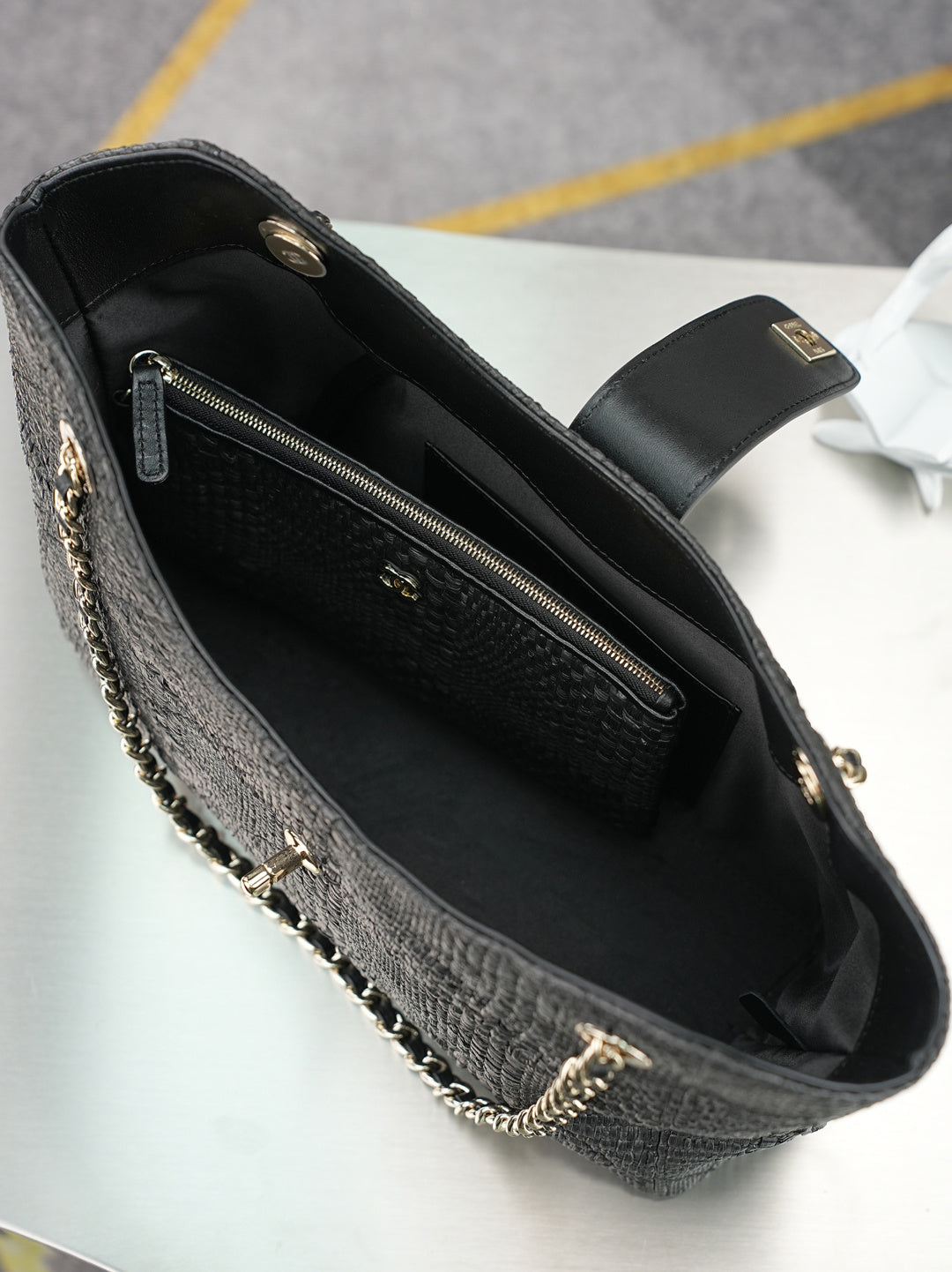 CHANEL 25S SHOULDER BAG 32 IN BLACK RAFFIA AND CALFSKIN GOLD HARDWARE