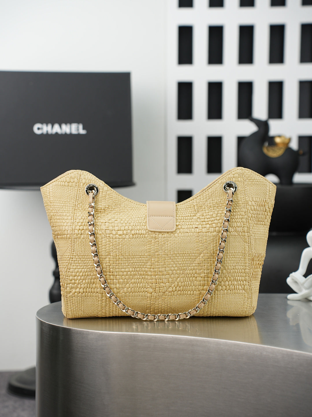 CHANEL 25S SHOULDER BAG 32 IN NATURAL RAFFIA AND CALFSKIN GOLD HARDWARE