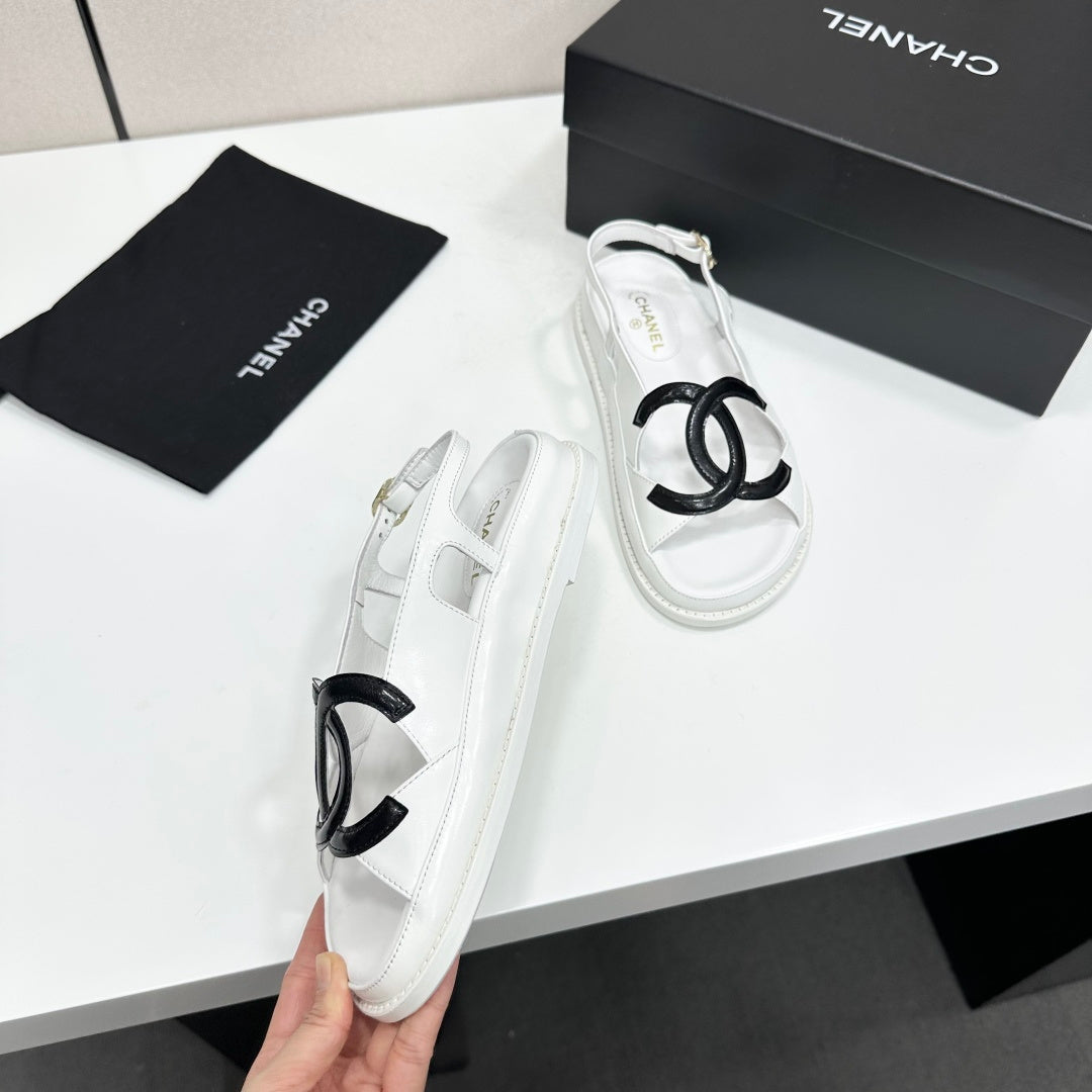 CHANEL 26S FLAT SANDALS IN WHITE LAMBSKIN WITH BLACK OVERSIZED CC LOGO