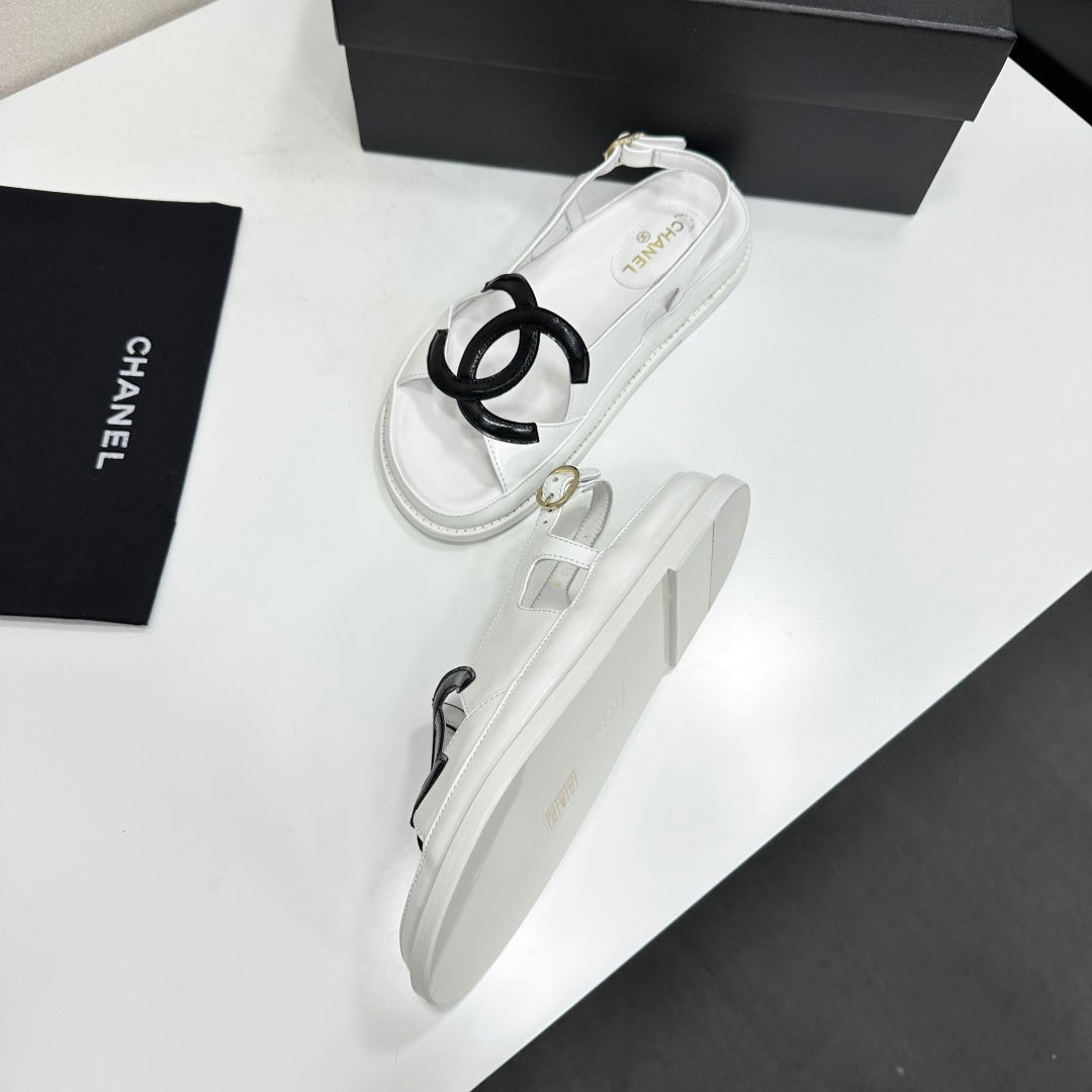 CHANEL 26S FLAT SANDALS IN WHITE LAMBSKIN WITH BLACK OVERSIZED CC LOGO