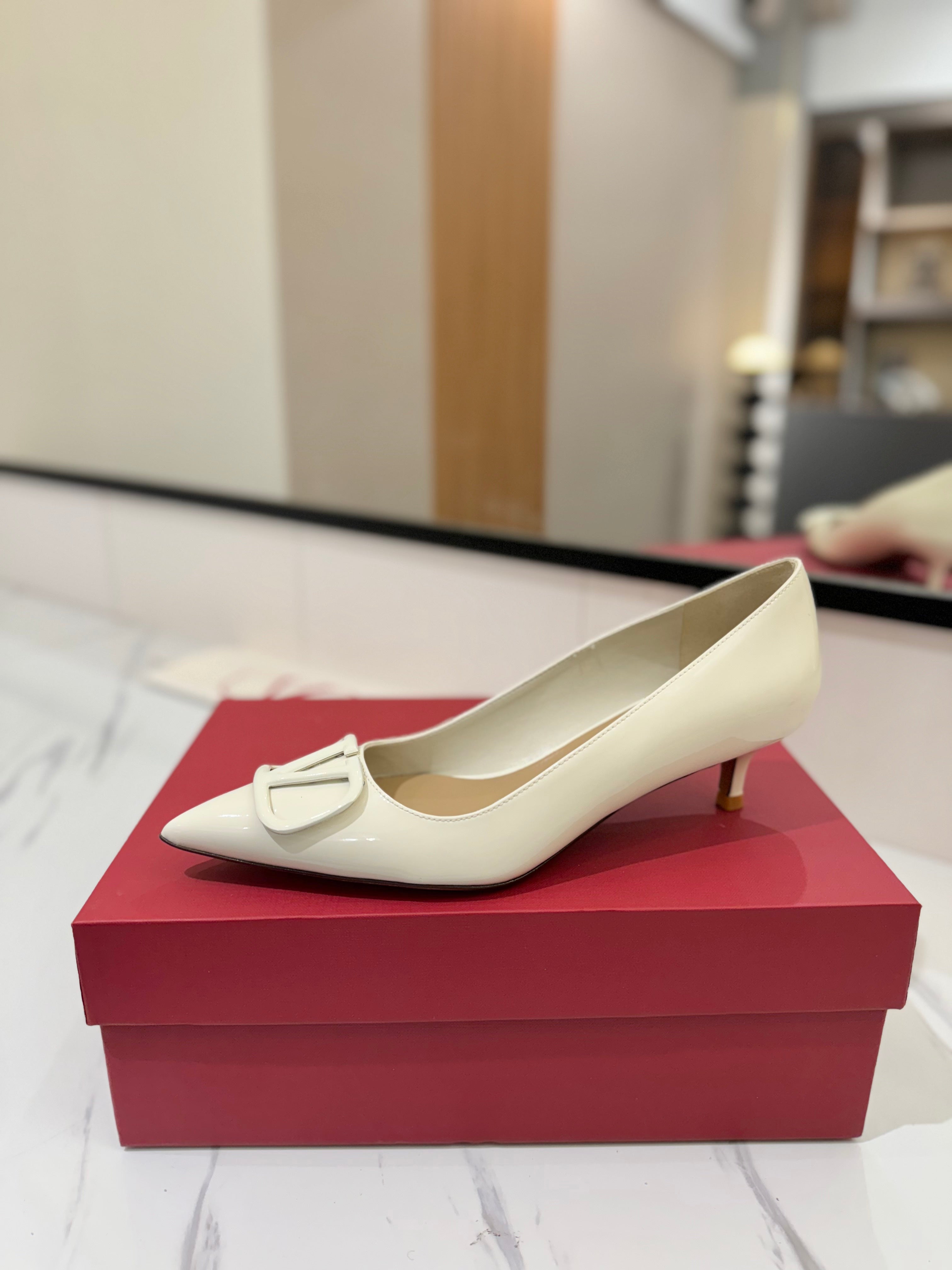 VALENTINO 26S HIGH HEELS 45 MM IN CREAM WHITE PATENT CALFSKIN