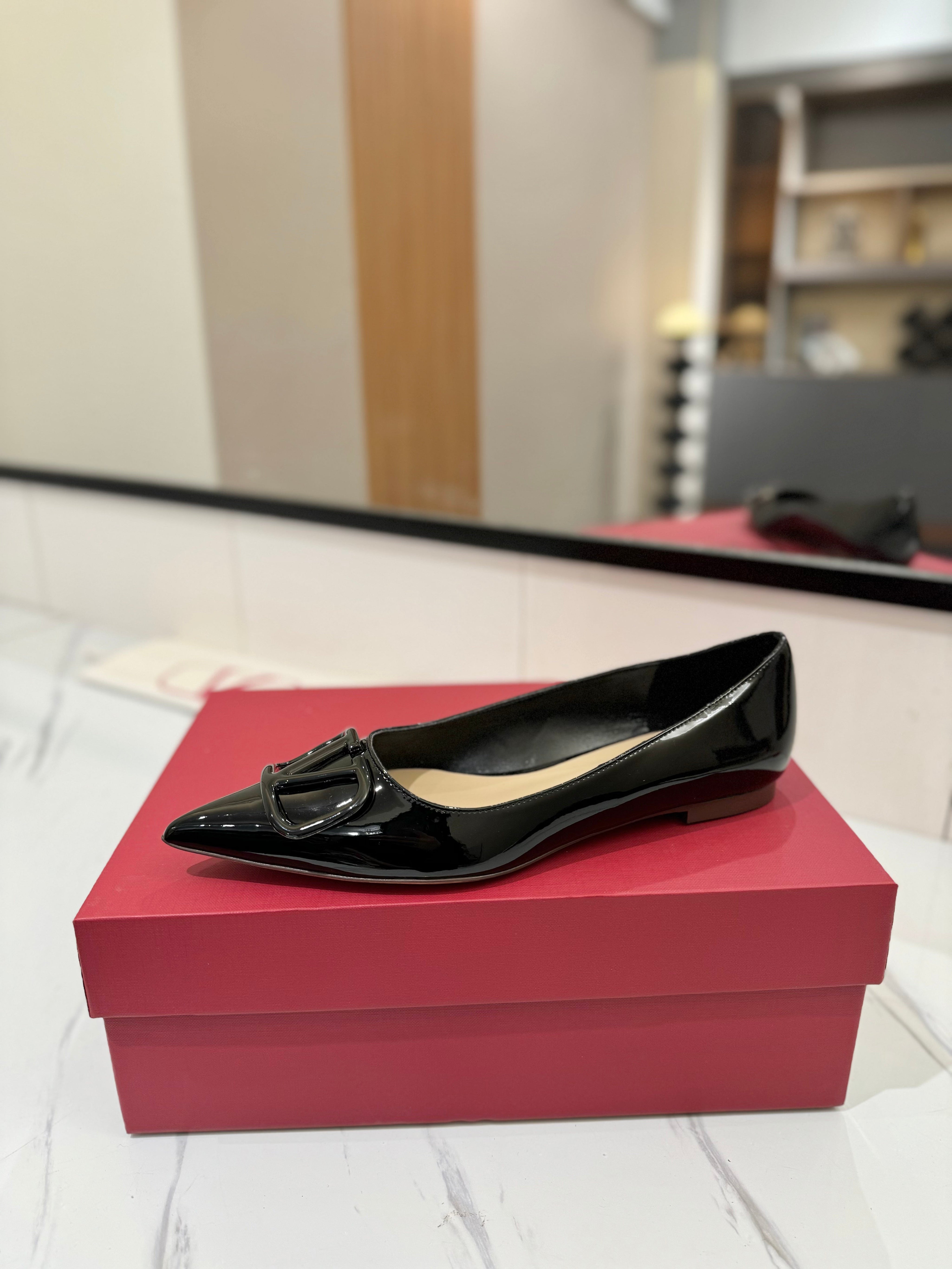 VALENTINO 26S BALLET FLATS IN BLACK PATENT CALFSKIN