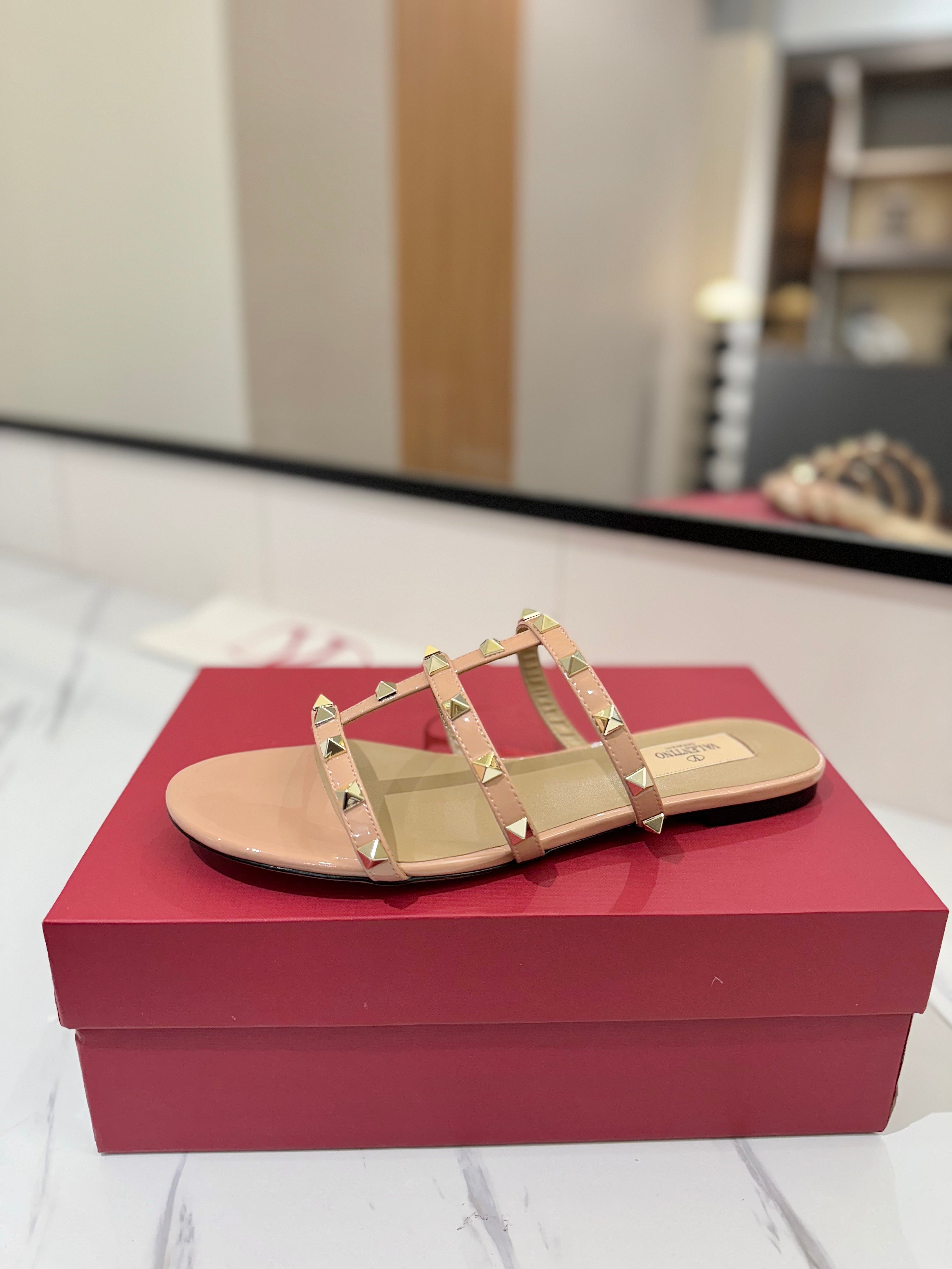 VALENTINO 26S SANDALS IN BEIGE PINK PATENT CALFSKIN WITH GOLD STUDS
