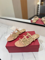 VALENTINO 26S SANDALS IN BEIGE PINK PATENT CALFSKIN WITH GOLD STUDS