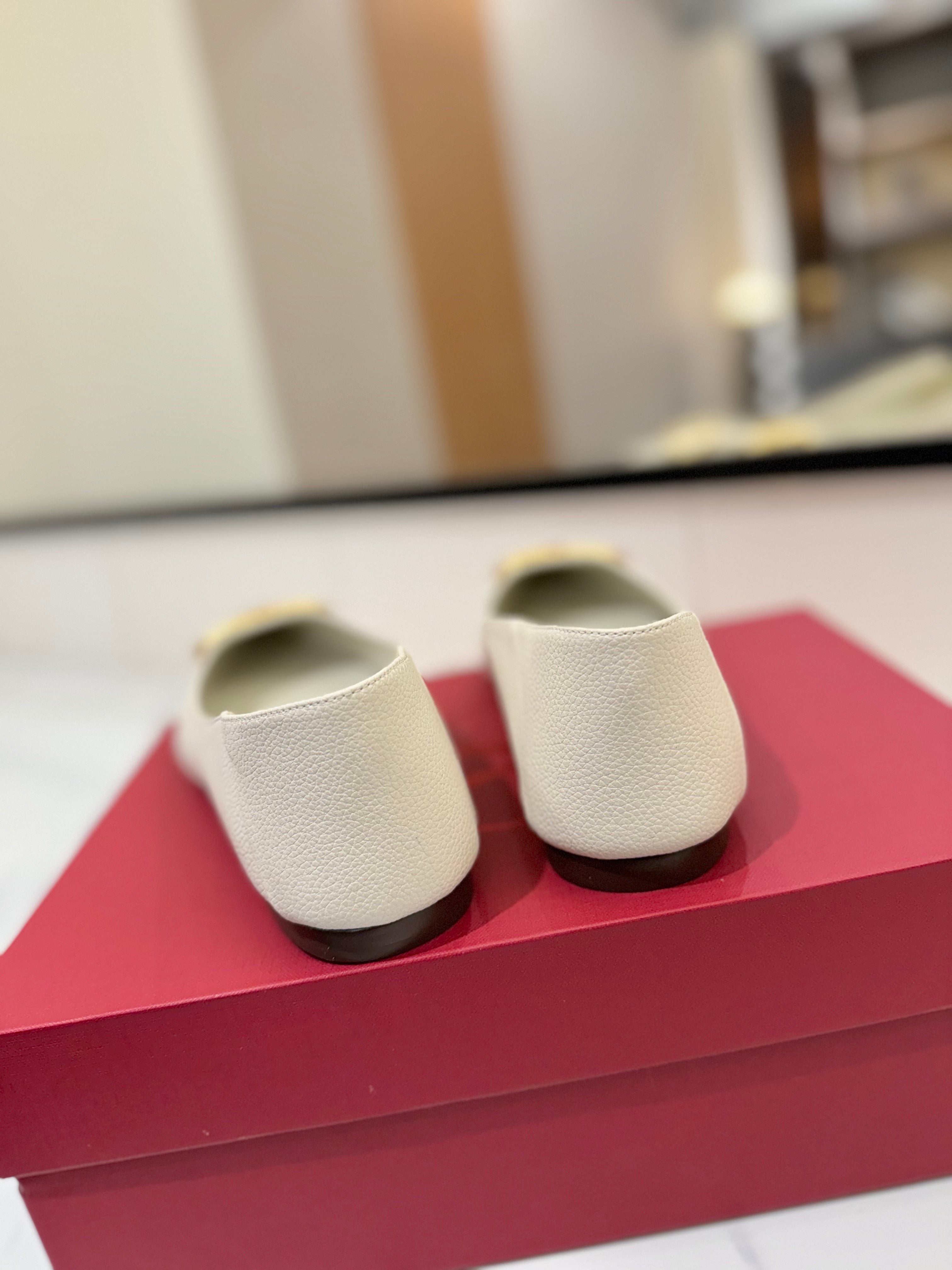 VALENTINO 26S BALLET FLATS IN WHITE GRAINED CALFSKIN WITH GOLD HARDWARE