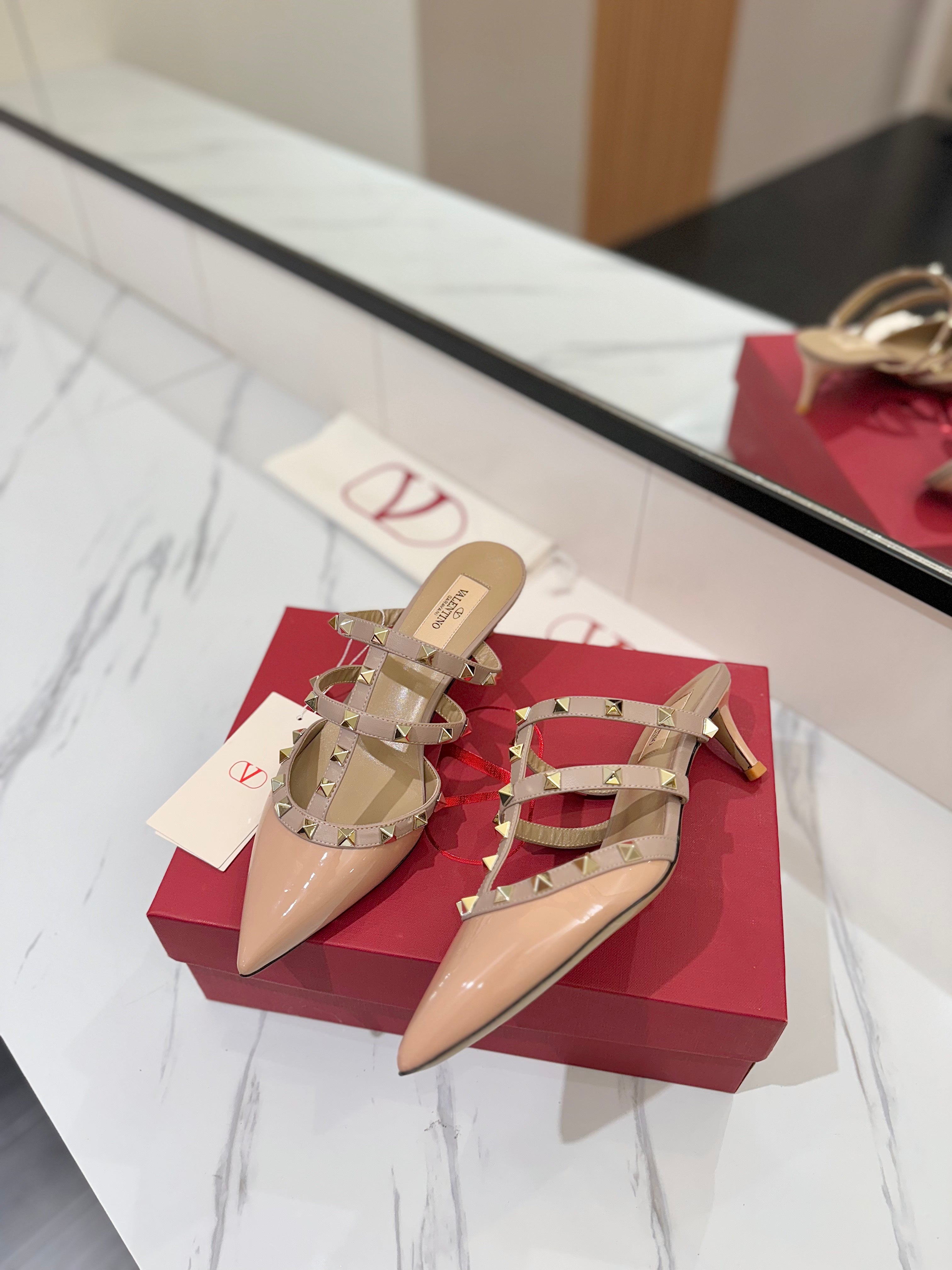 VALENTINO 26S STUDDED HEELED MULES 50 MM IN BEIGE PINK PATENT CALFSKIN