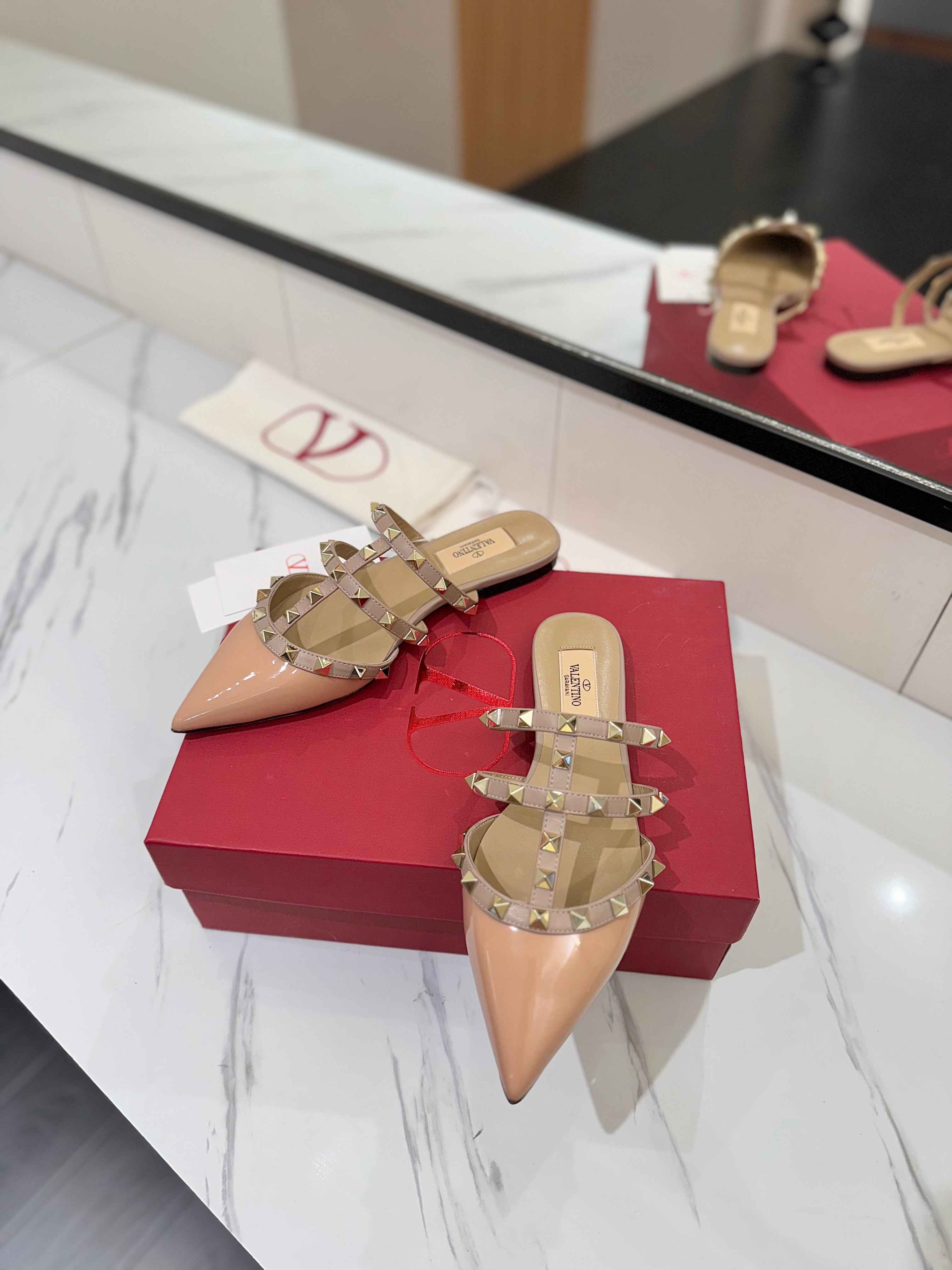 VALENTINO 26S STUDDED FLAT MULES IN BEIGE PINK PATENT CALFSKIN