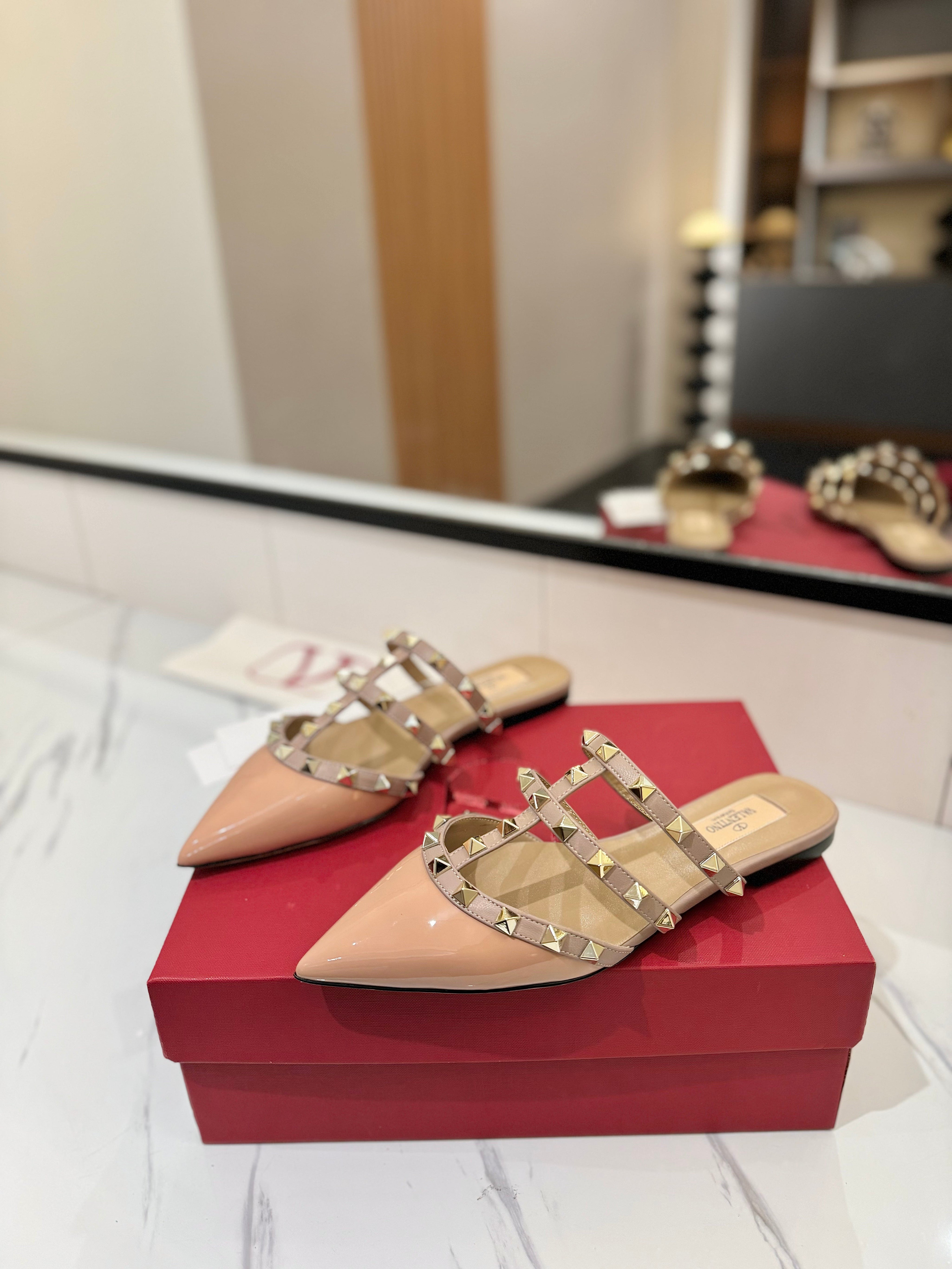 VALENTINO 26S STUDDED FLAT MULES IN BEIGE PINK PATENT CALFSKIN