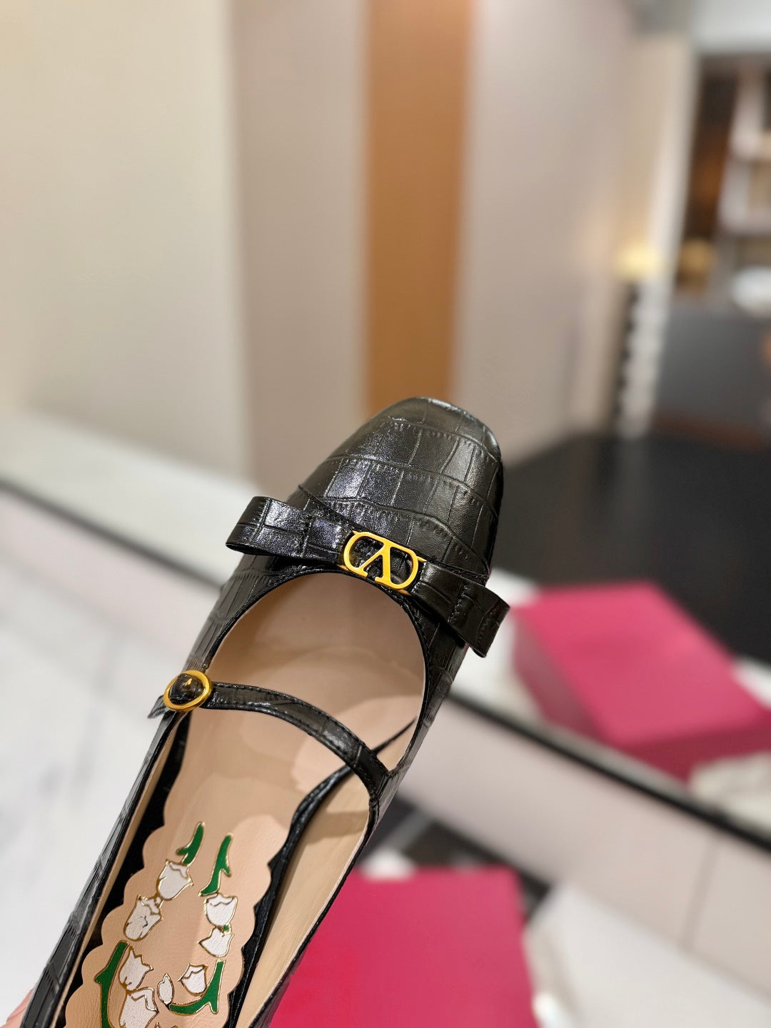VLTN VLOGO SIGNATURE ROUND-TOE HEELS 25S IN BLACK LAMBSKIN SNAKE-EMBOSSED