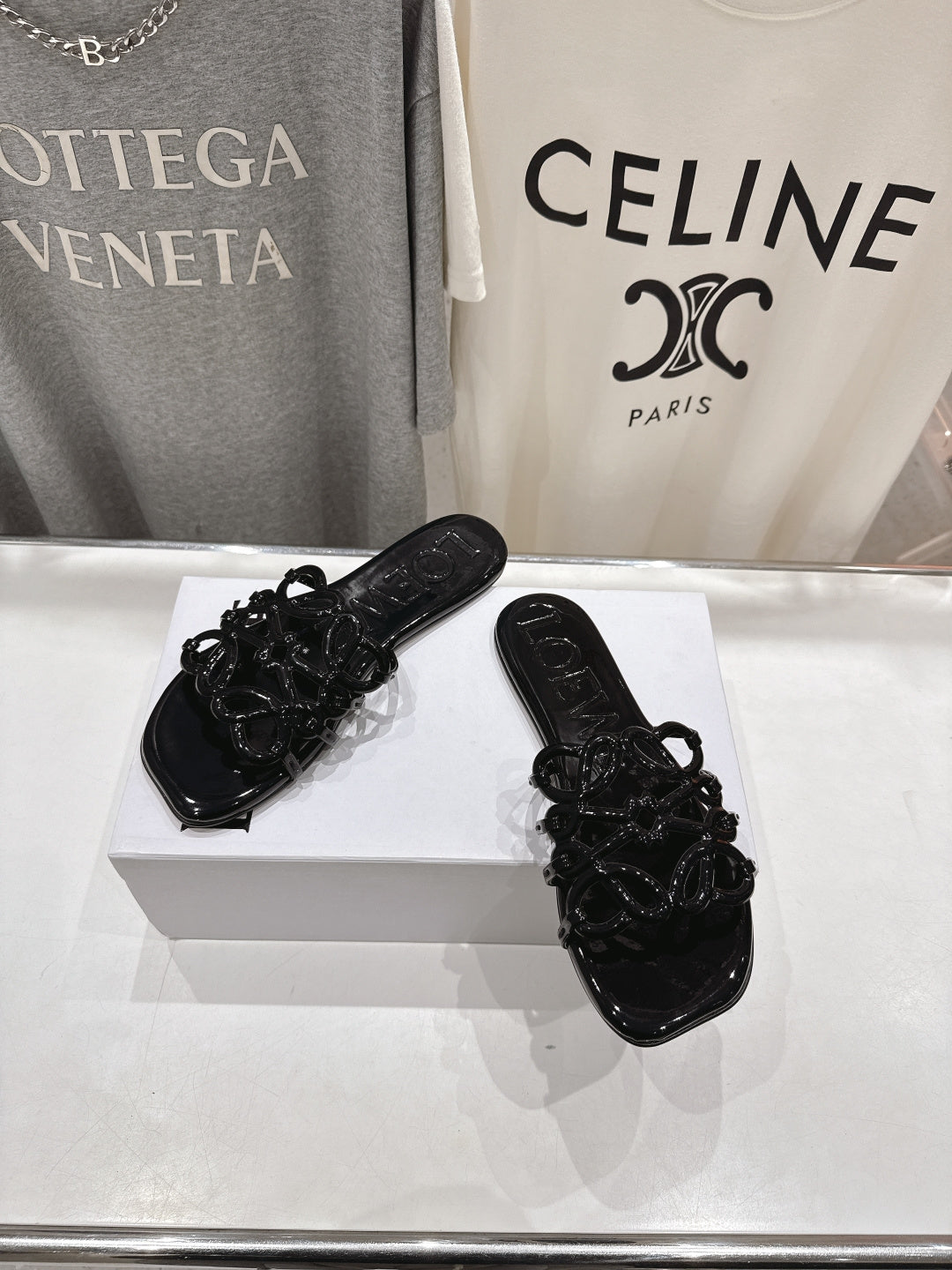 LOEWE 26S PETAL ANAGRAM SLIDE IN BLACK PATENT CALFSKIN