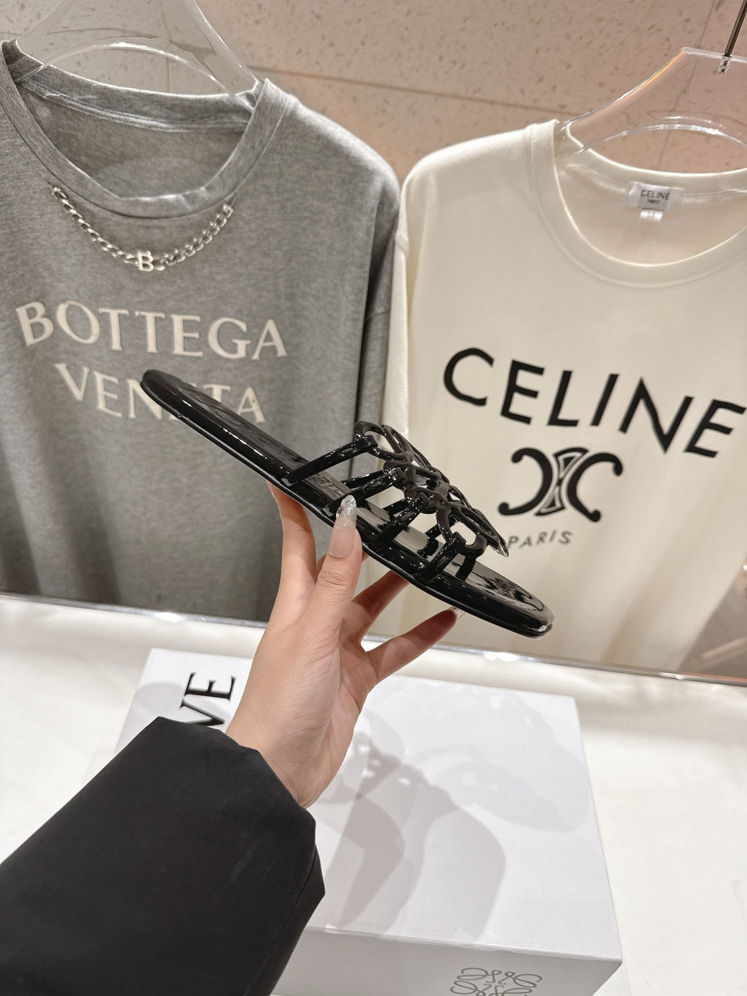 LOEWE 26S PETAL ANAGRAM SLIDE IN BLACK PATENT CALFSKIN