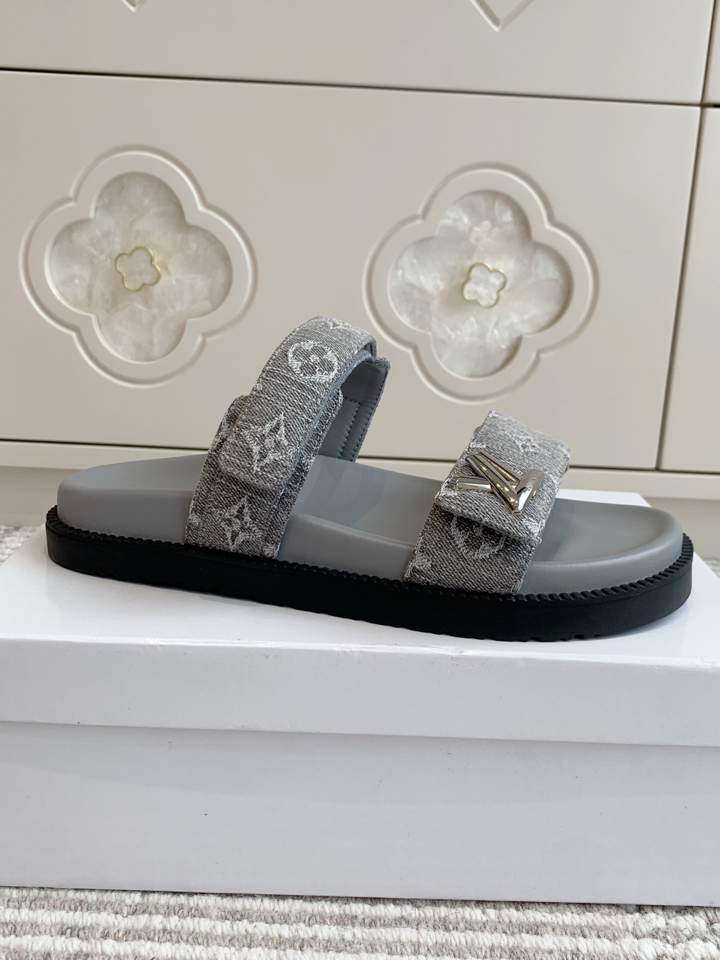 LV TWO-STRAP SANDALS 25S IN GREY DENIM AND CALFSKIN  WITH SILVER HARDWARE