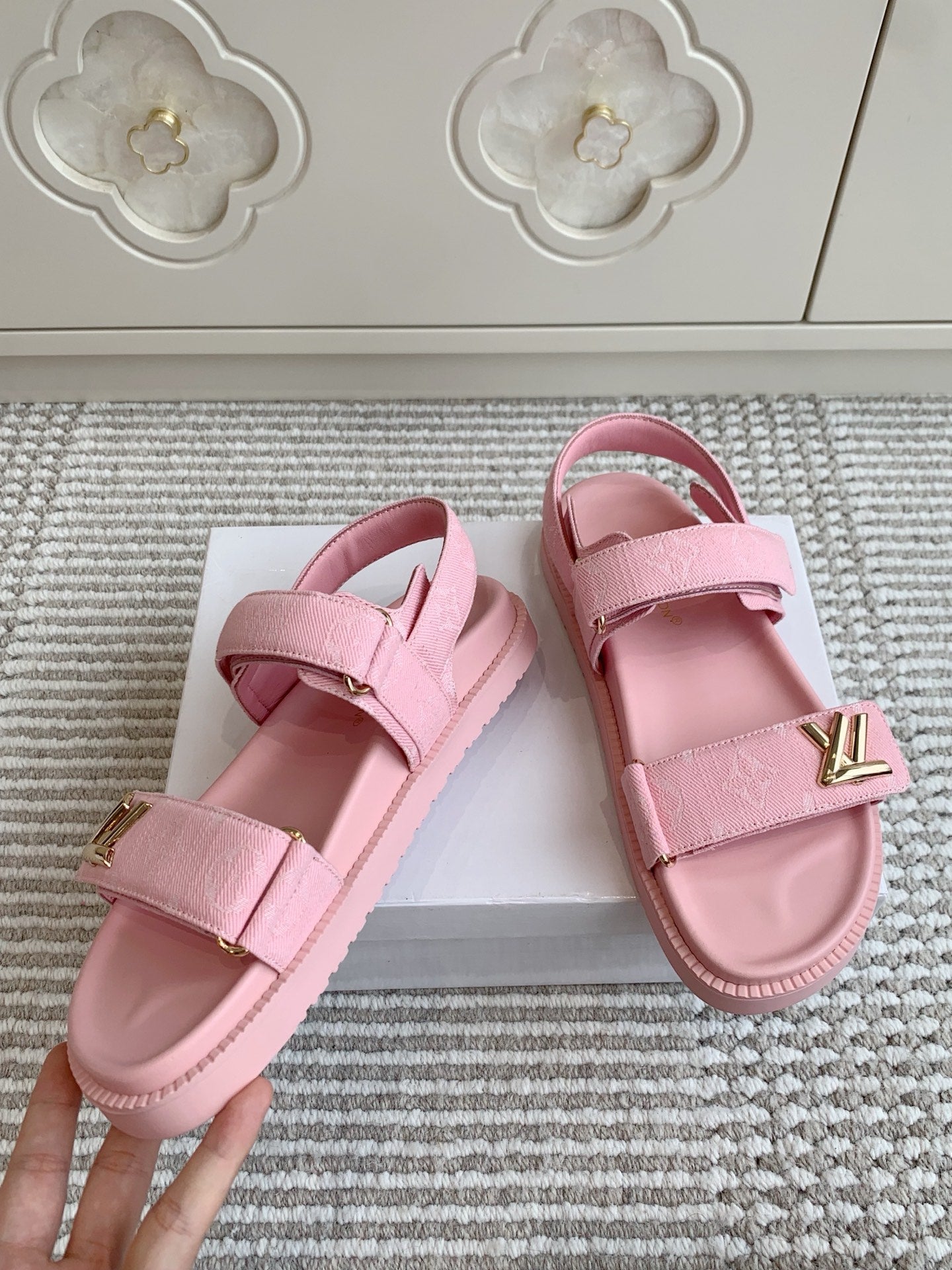 LV SANDALS 25S IN LIGHT PINK DENIM AND CALFSKIN WITH GOLD HARDWARE