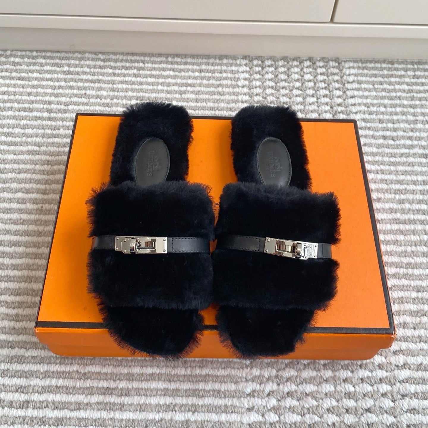 HM 25S GIULIA SANDAL IN BLACK SHEARLING WITH SILVER HARDWARE