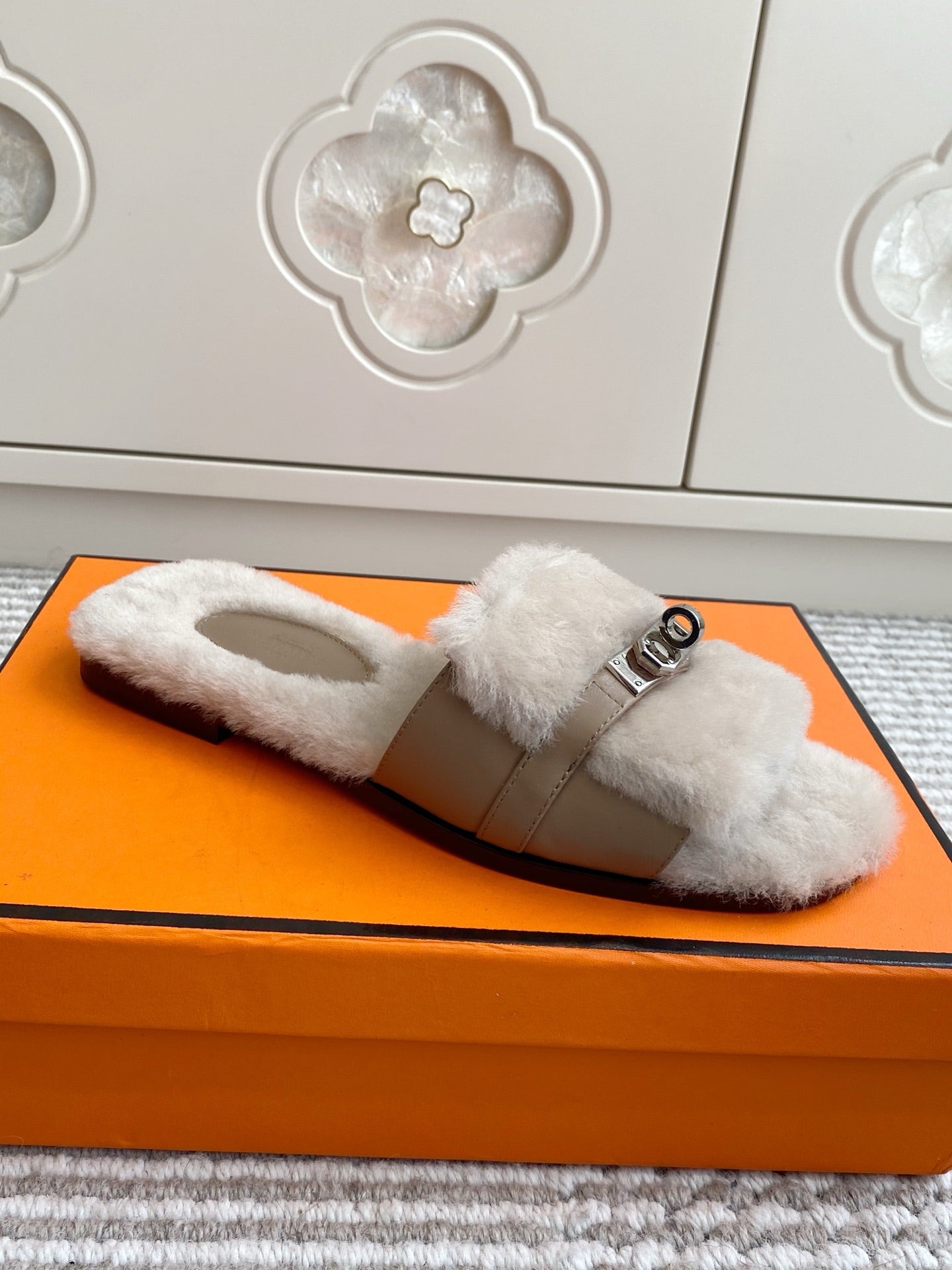 HM 25S GIULIA SANDAL IN PALE BEIGE GRAY SHEARLING WITH SILVER HARDWARE