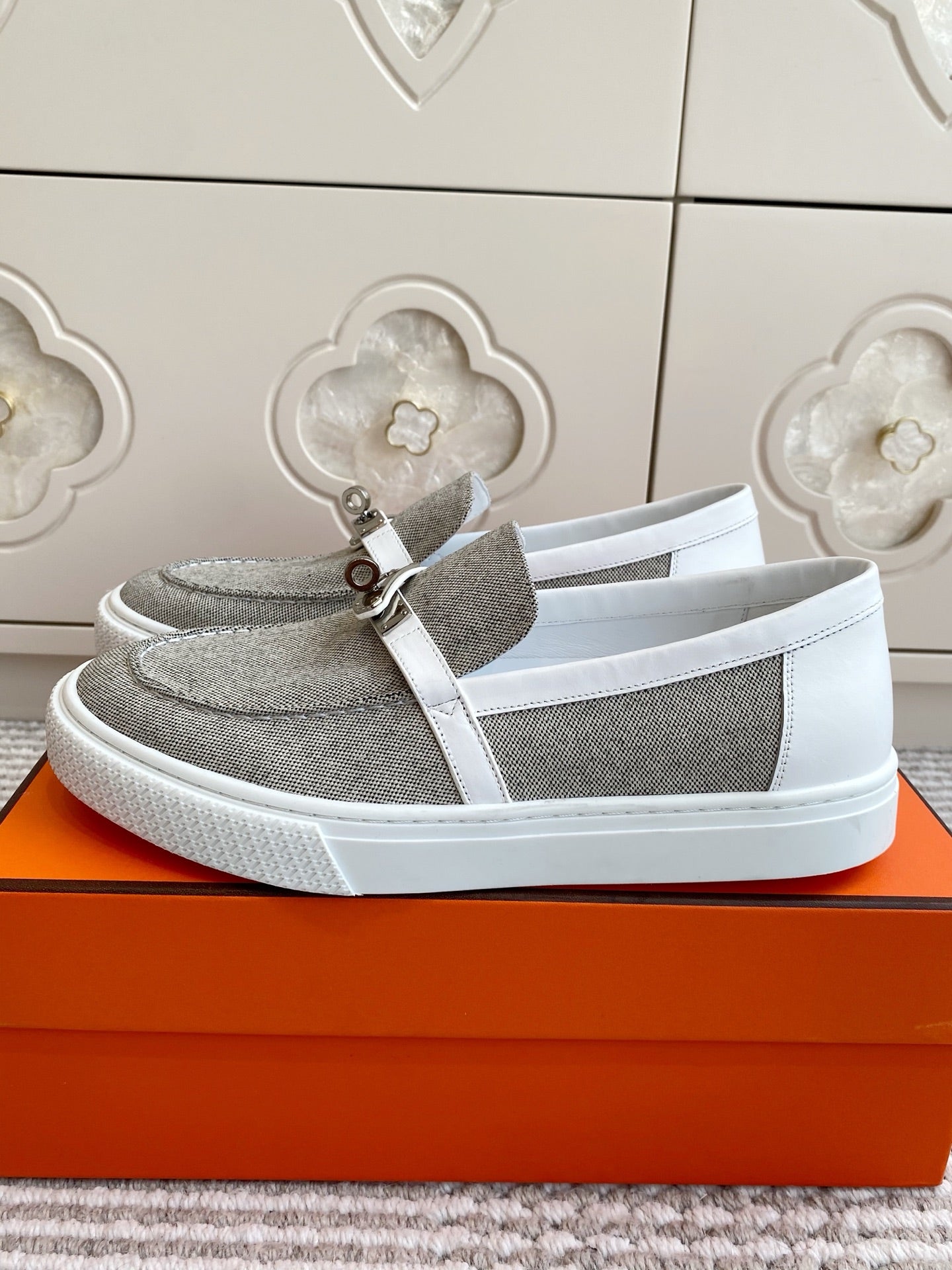 HM 25S SLIP-ON IN LIGHT GREY CANVAS WITH SILVER HARDWARE