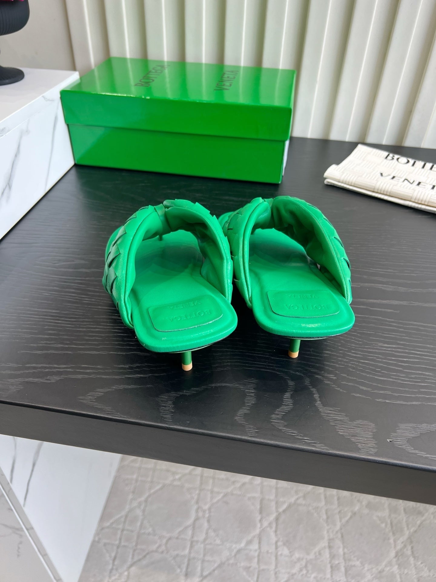 BOTTEGA VENETA 26S HIGH-HEEL THONG SANDALS 50 MM IN GREEN LAMBSKIN