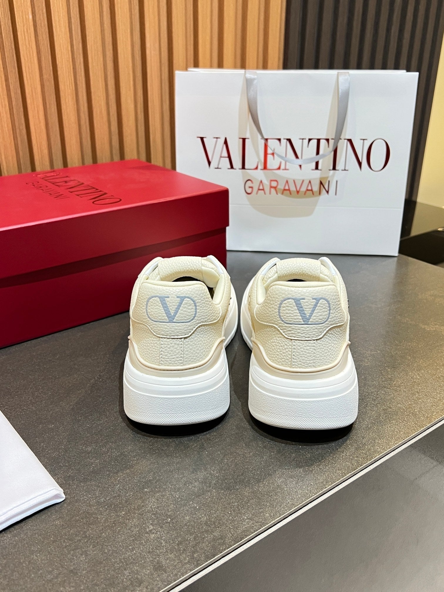VALENTINO 26S ONESTUD SNEAKERS IN CREAM WHITE CALFSKIN