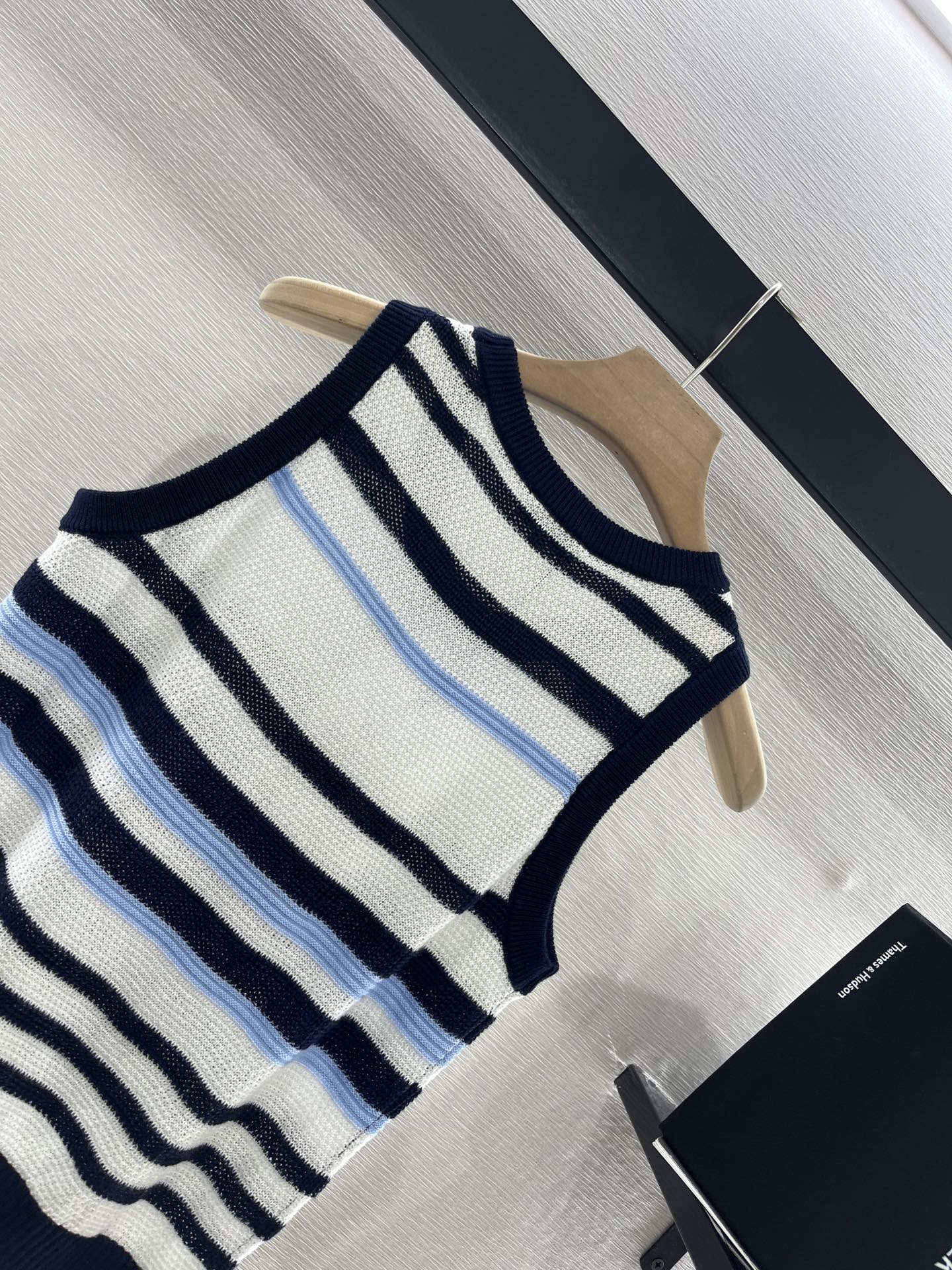 CHANEL STRIPED SLEEVELESS KNIT TOP 263401