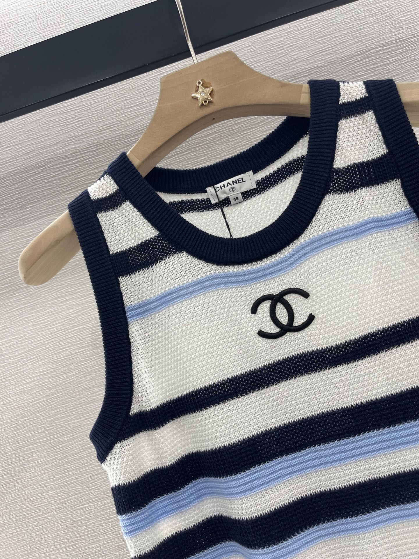 CHANEL STRIPED SLEEVELESS KNIT TOP 263401