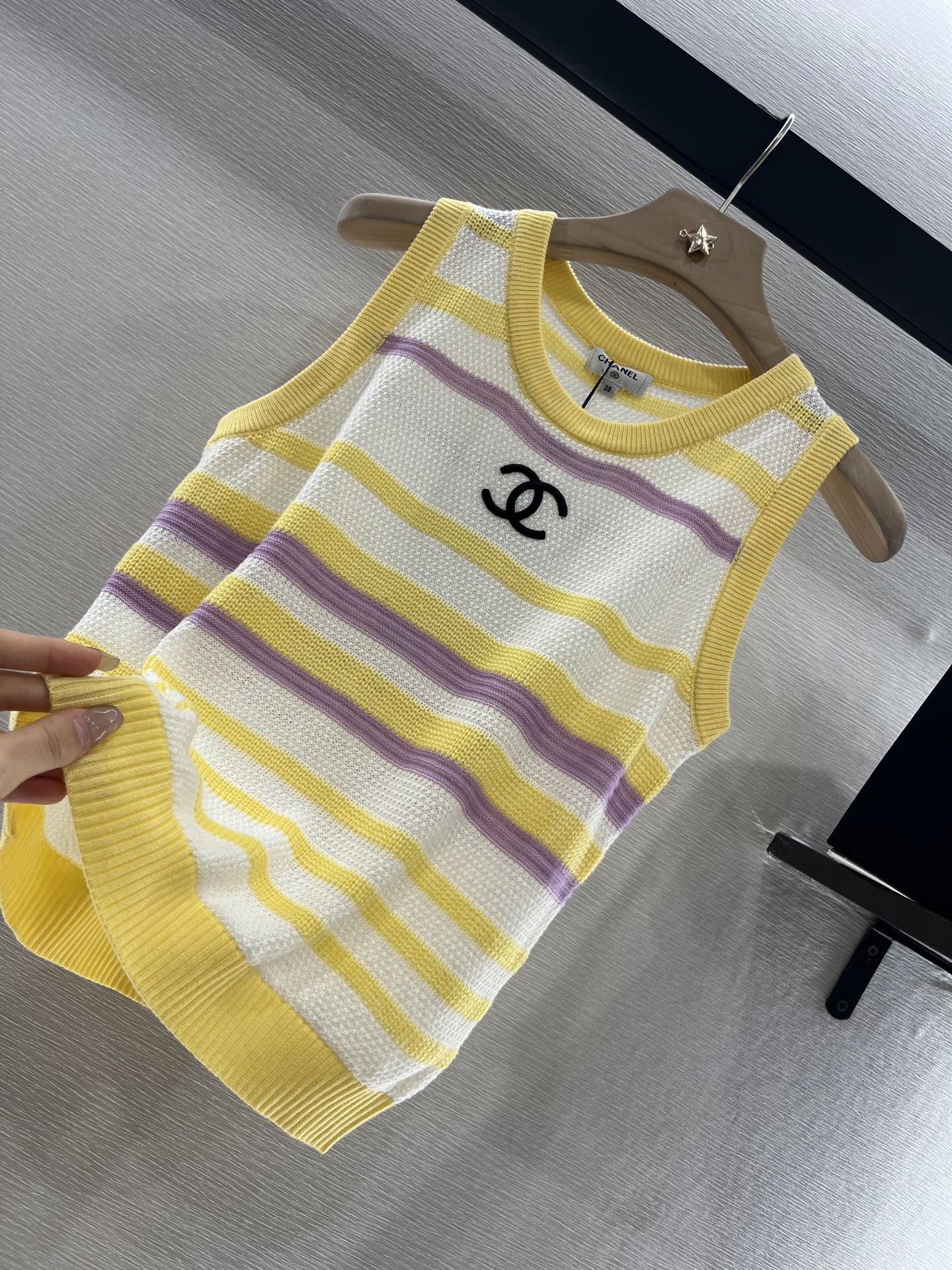 CHANEL STRIPED SLEEVELESS KNIT TOP 263403