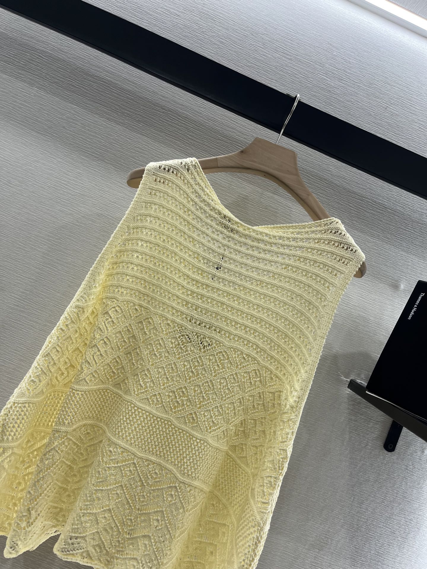 CHANEL LIGHT YELLOW SLEEVELESS KNIT TOP