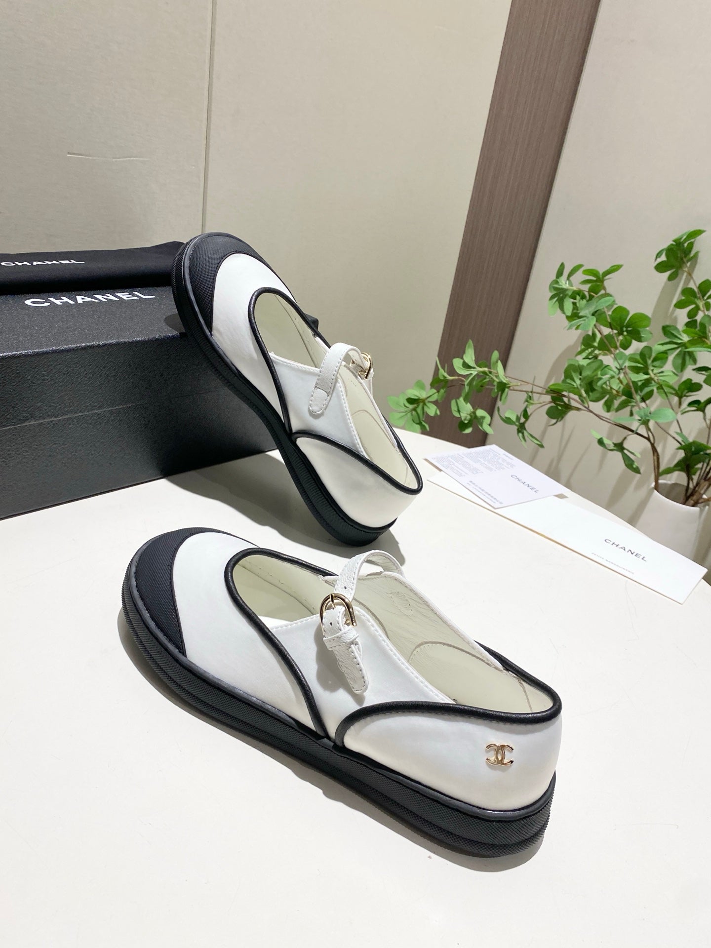 CHANEL 26S MARY JANE FLAT IN BLACK MIX WHITE FABRIC AND LAMBSKIN