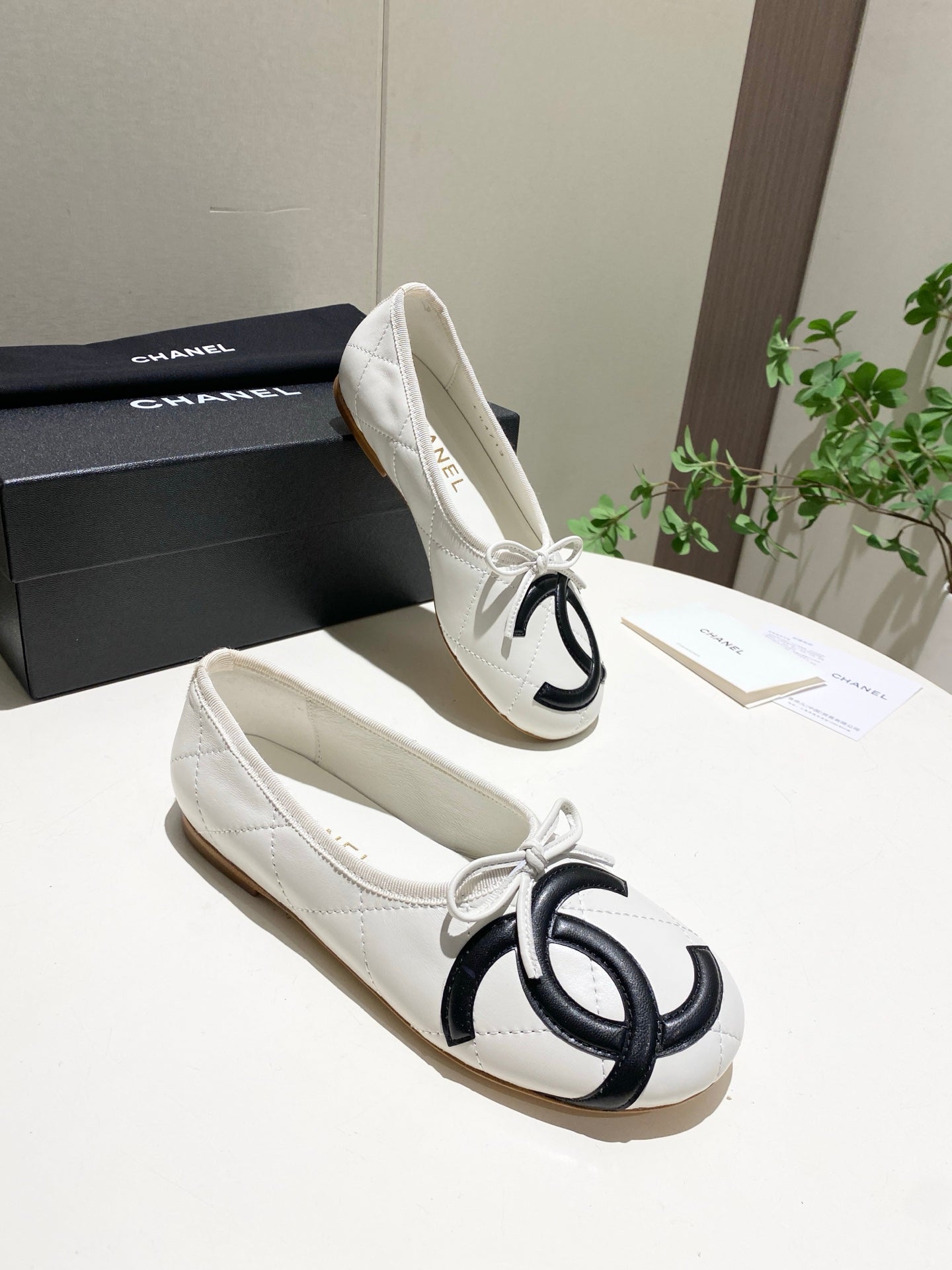 CHANEL 26S FLATS IN WHITE LAMBSKIN WITH BOW